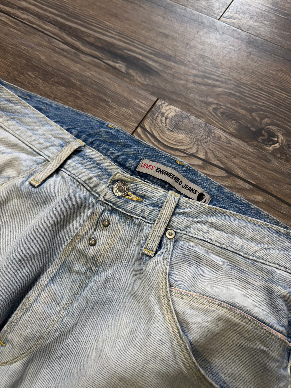 LEVIS ENGINEERED WHITE WASH 5 POCKET BOOTCUT JEANS (33)