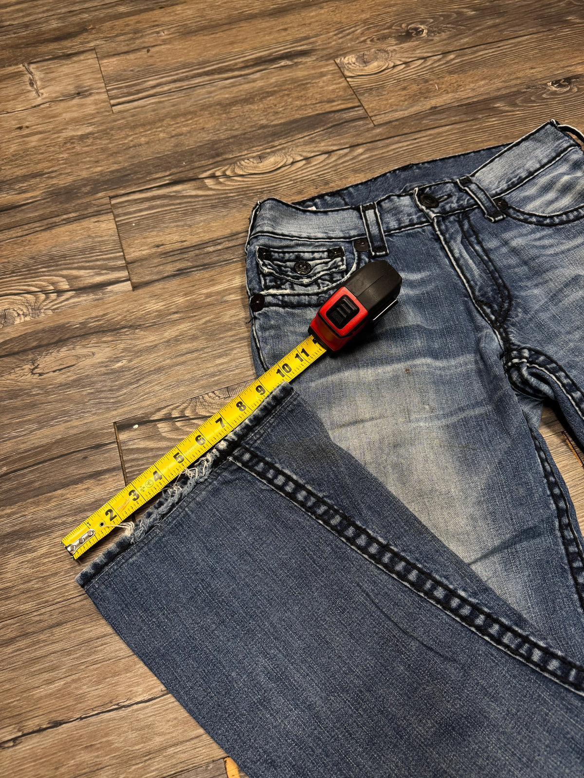 TRUE RELIGION BOOTCUT DISTRESSED JEANS (33)