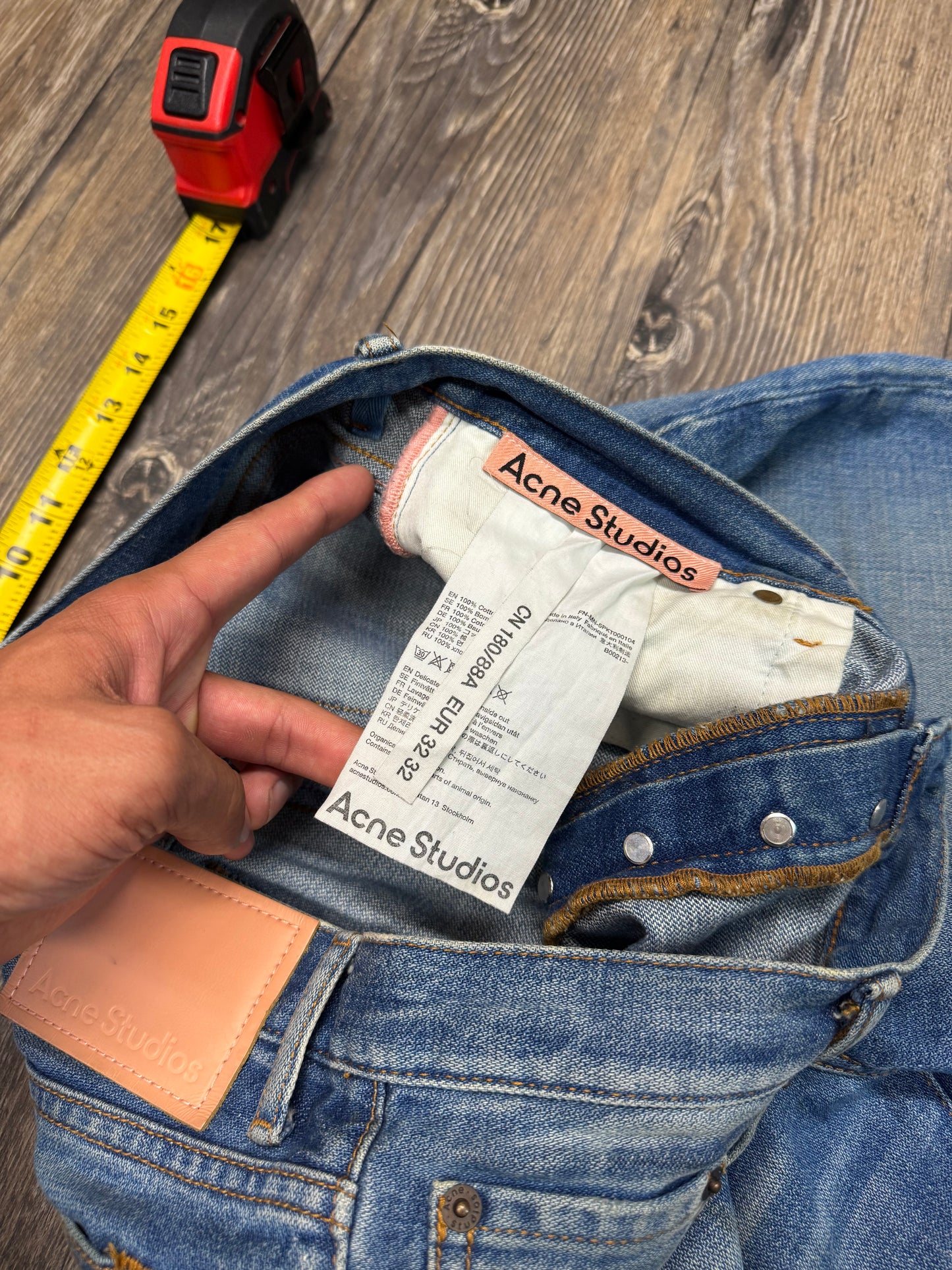ACNE STUDIOS LIGHT WASH FLARE JEANS (32x32)
