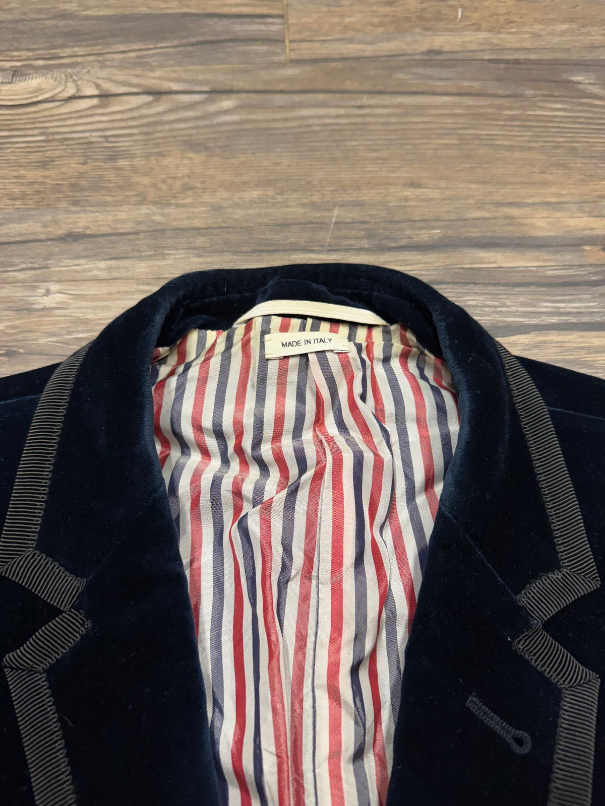 THOM BROWNE COLLEGIATE VELOUR BLAZER (1)