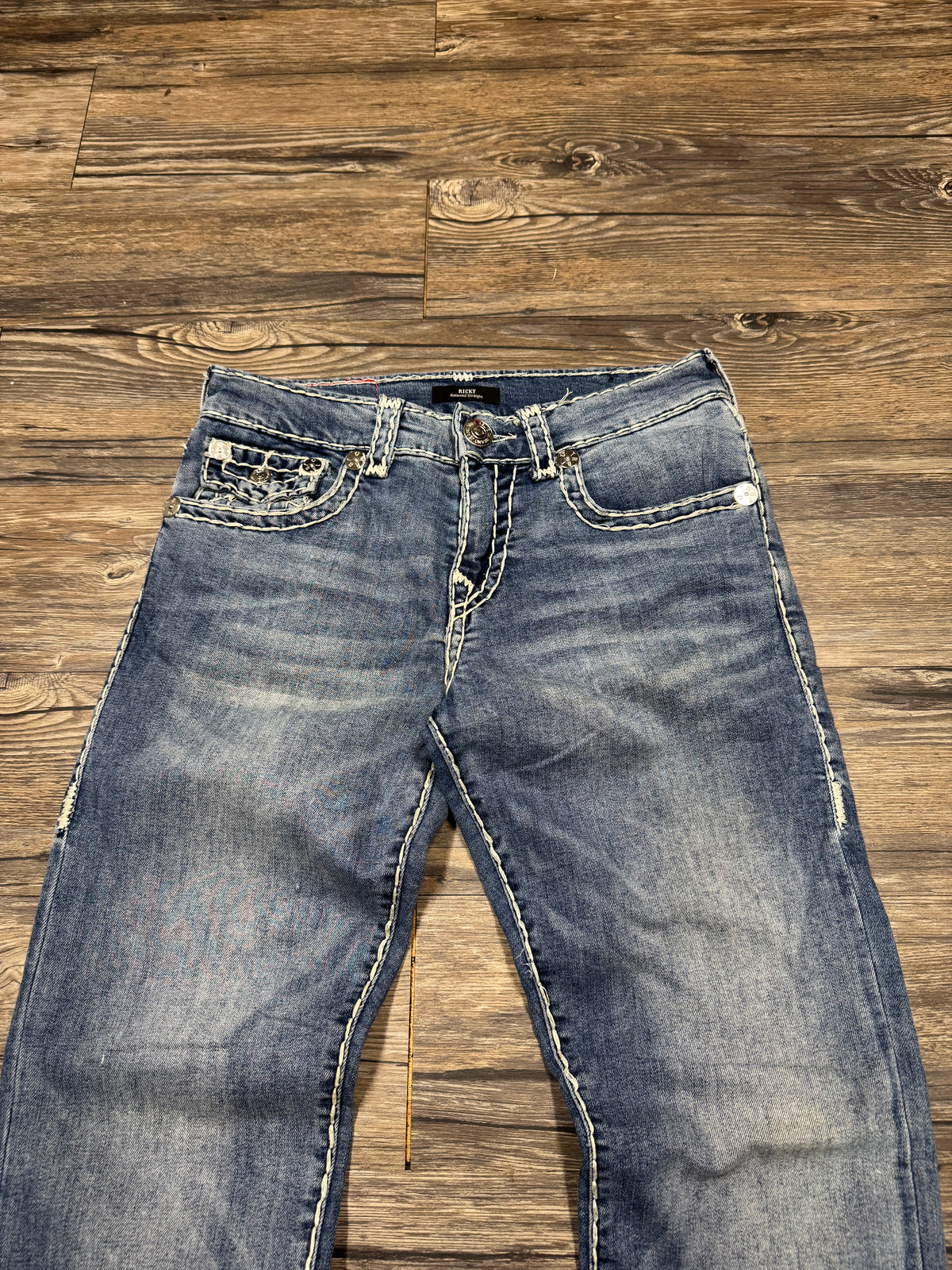 TRUE RELIGION LIGHTWASH RICKY RELAXED STRAIGHT WHITE STITCH JEANS (30)