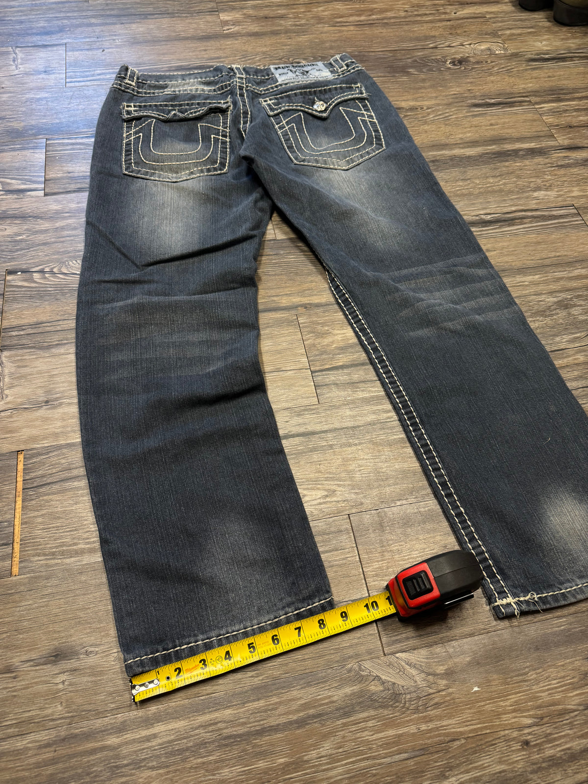 TRUE RELIGION DARK WASH DISTRESSED DENIM JEANS (38)