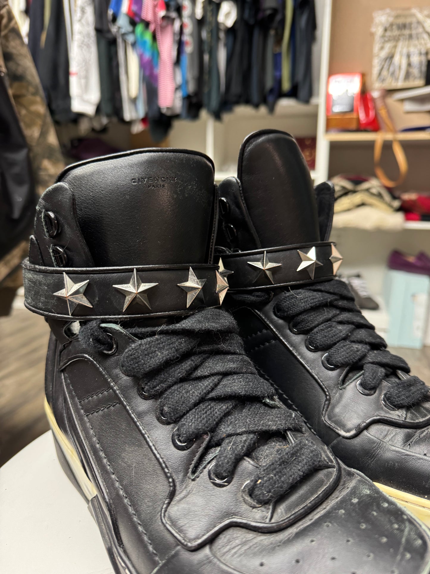 GIVENCHY TYSON LEATHER HI-TOP STUDDED SNEAKERS (42)
