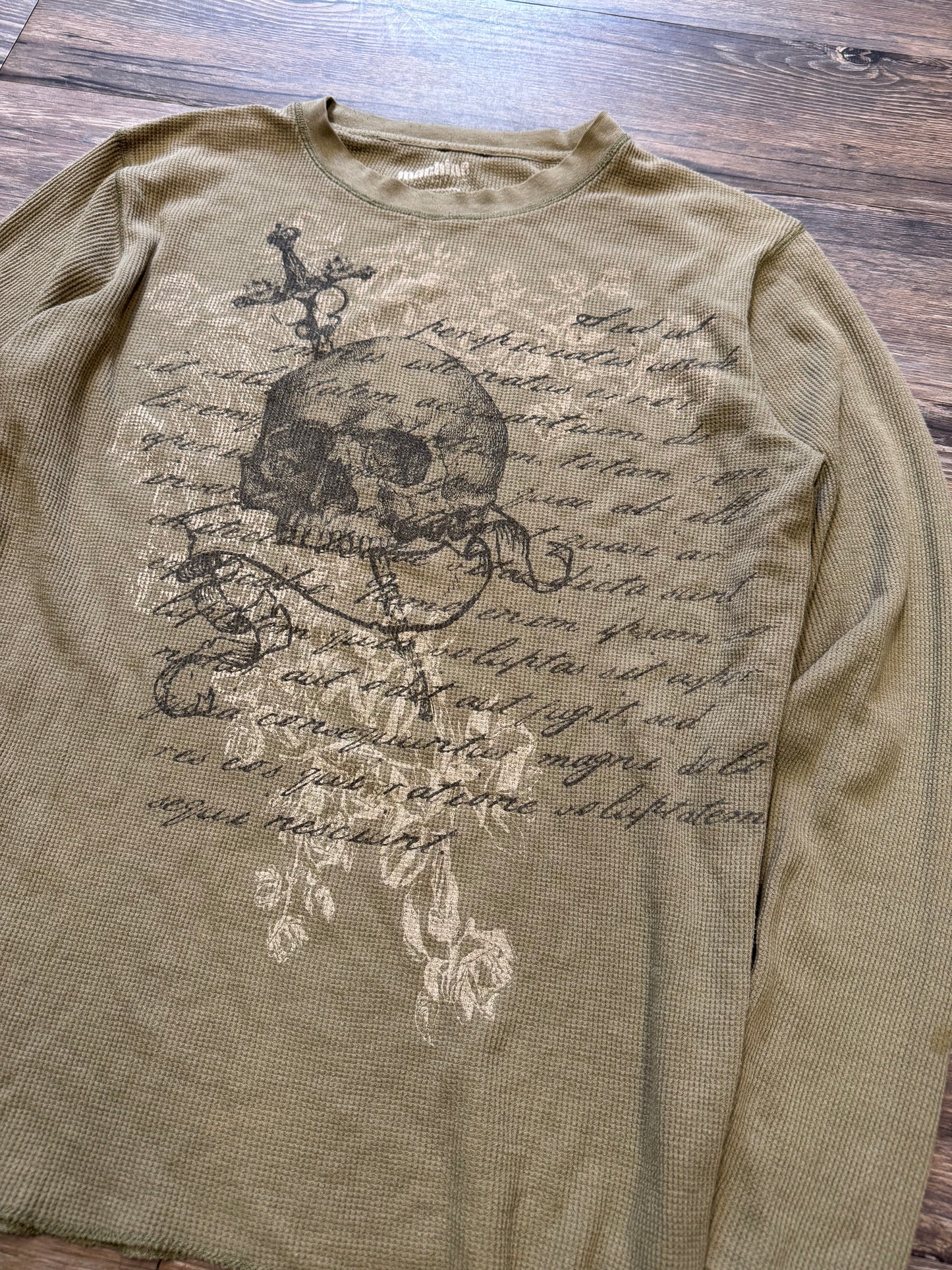 MACHINE Y2K SAGE GREEN SCRIPT SKULL WAFFLE LONGSLEEVE (L)