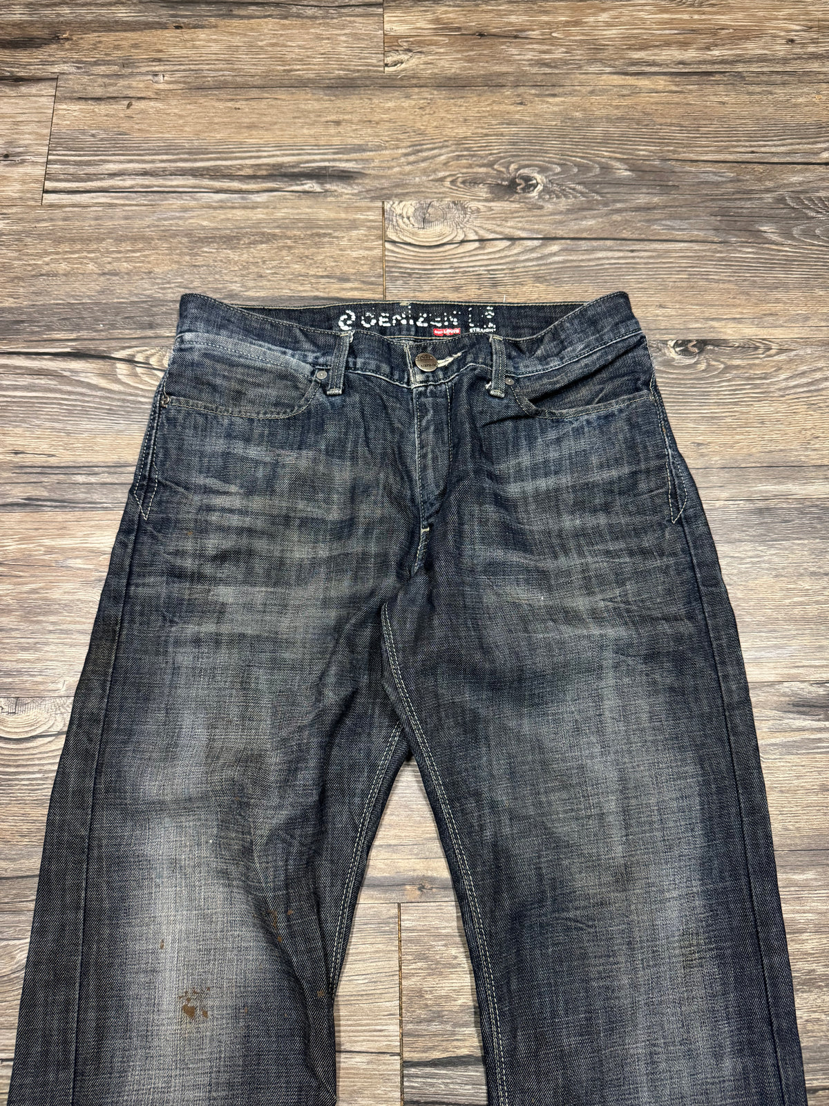 LEVI STRAIGHT LEG DARK WASH DENIM JEANS (32)