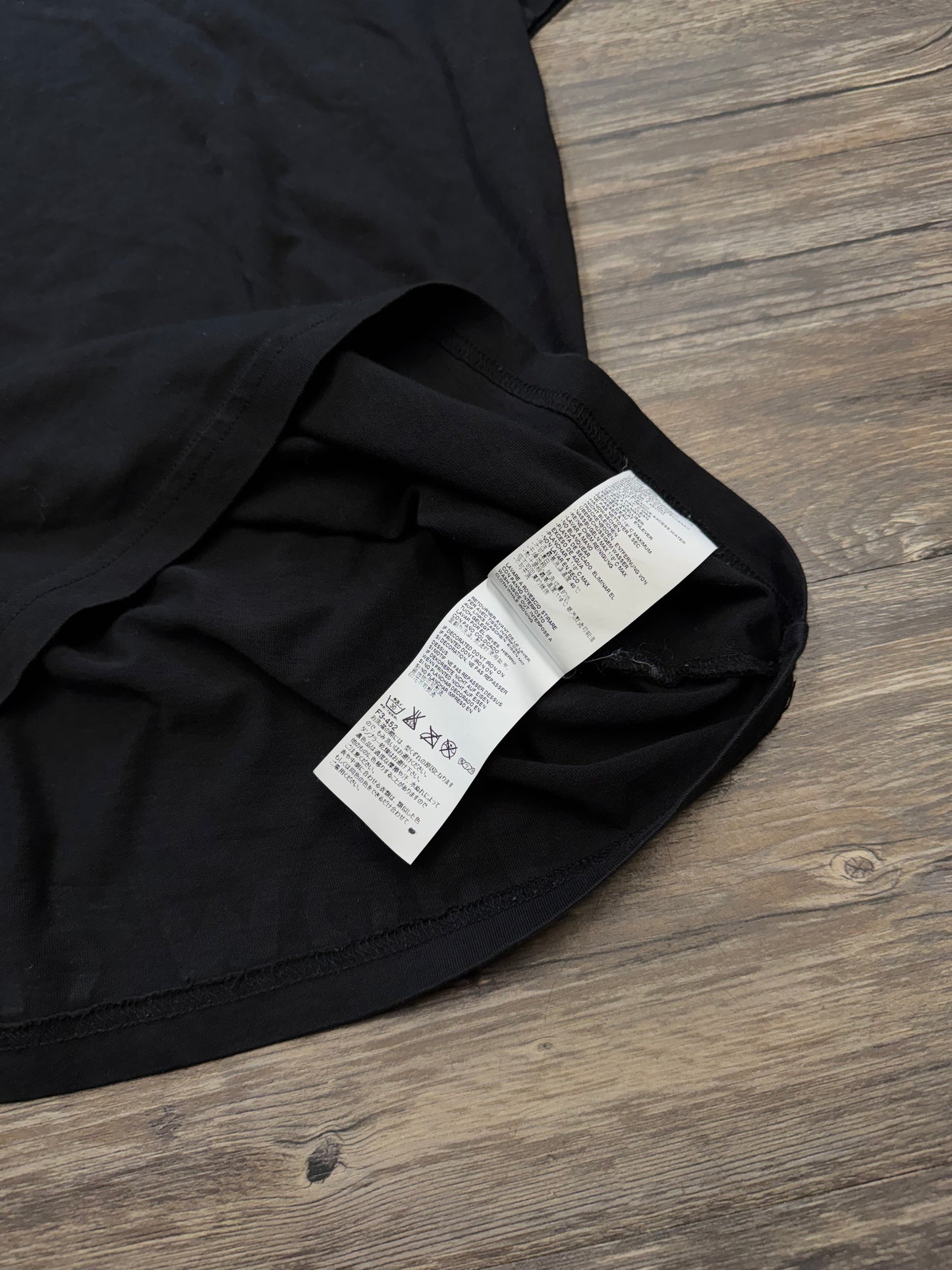 MAISON MARGIELA AIDS AWARENESS V-NECK T-SHIRT (S)