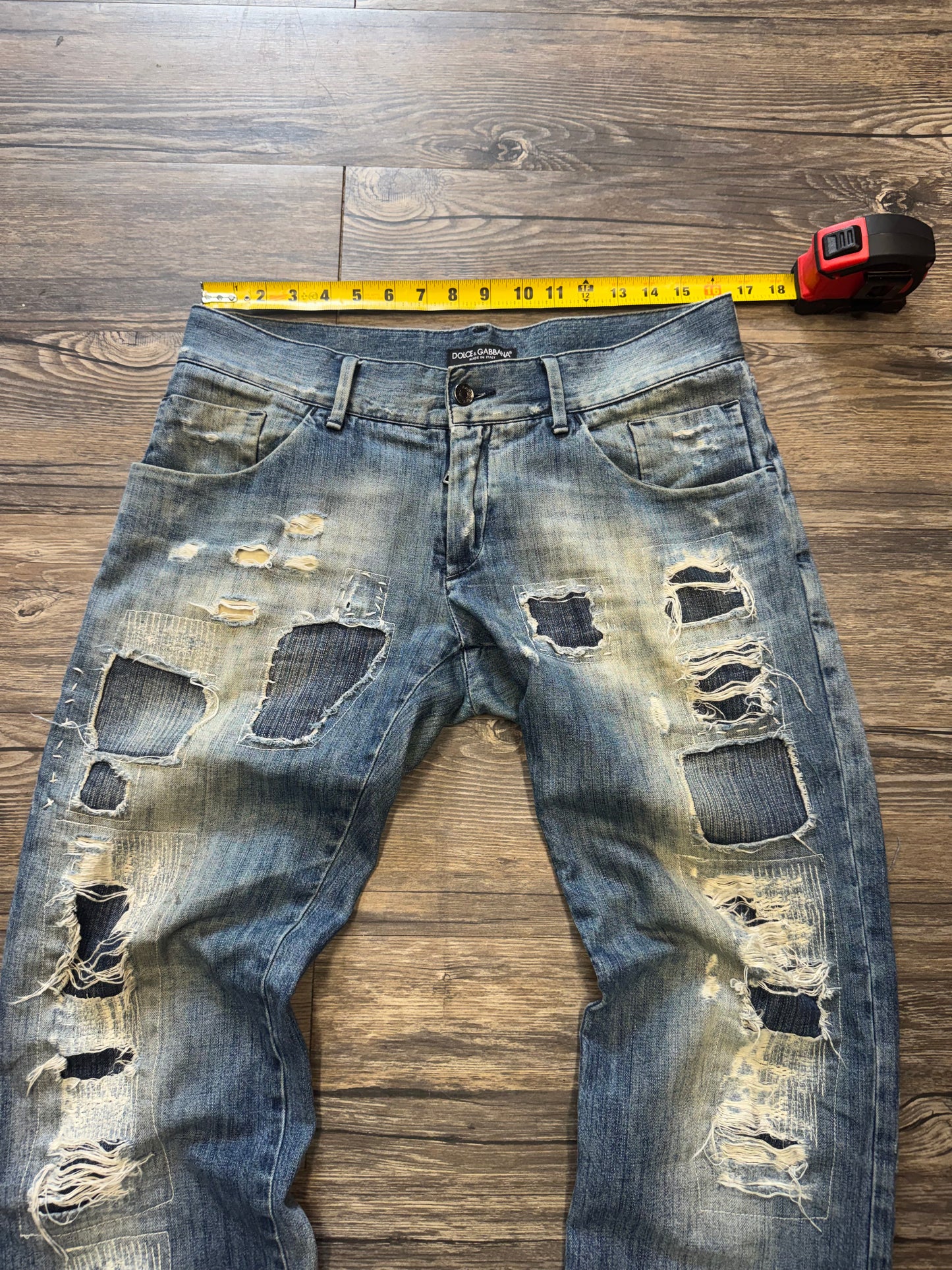 2000’s DOLCE & GABBANA DISTRESSED & REPAIRED LIGHTWASH JEANS (32)