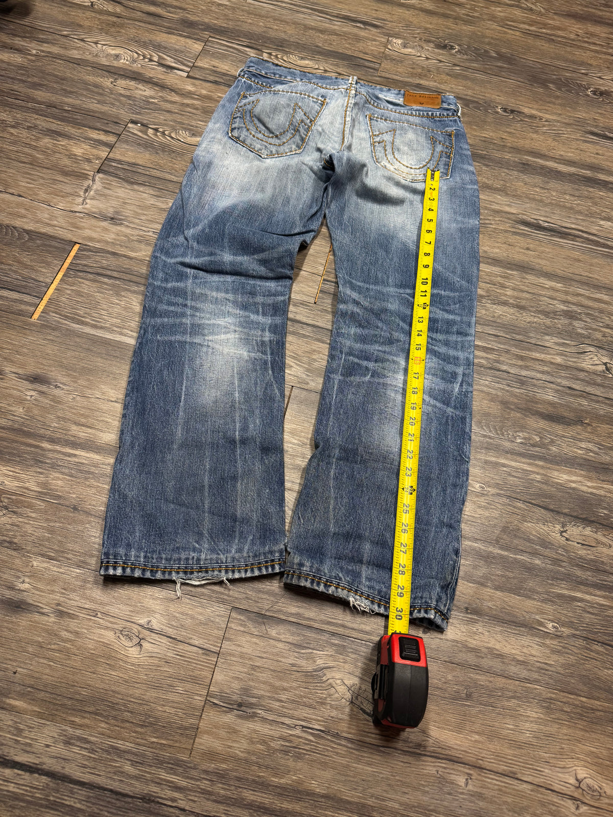 TRUE RELIGION RICKY RELAXED FIT DISTRESSED LIGHTWASH JEANS (31)