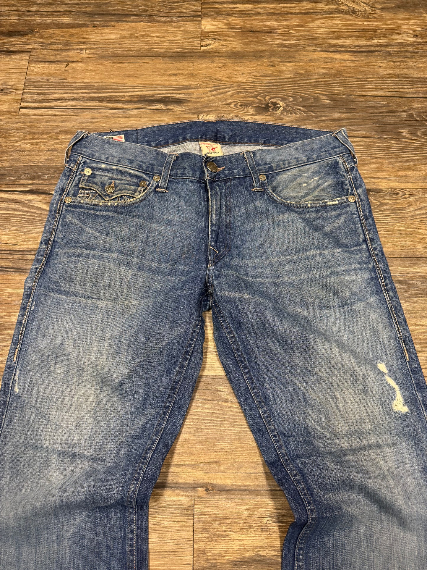 TRUE RELIGION DISTRESSED FADED BLUE DENIM JEANS (33)