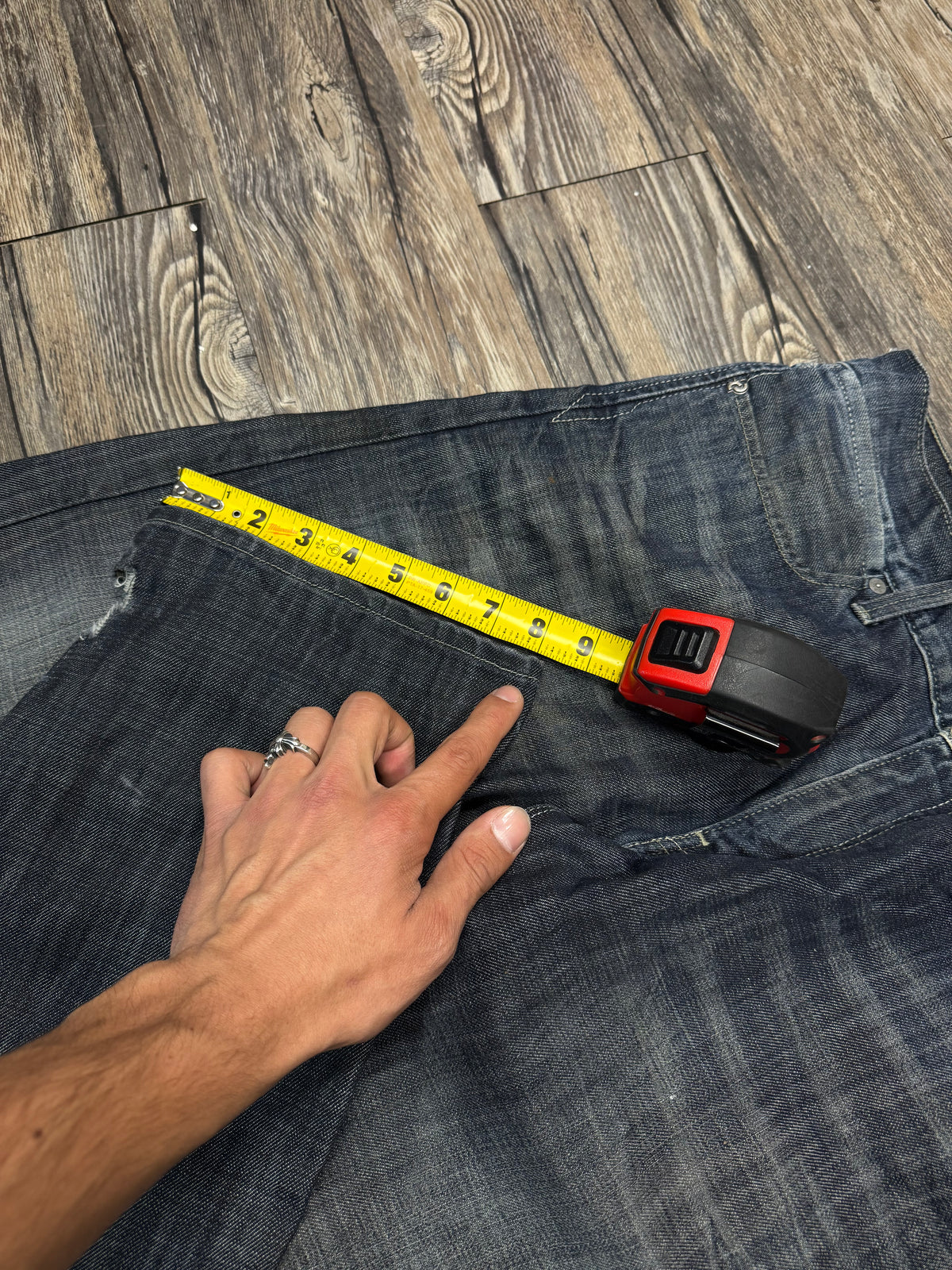 LEVI STRAIGHT LEG DARK WASH DENIM JEANS (32)