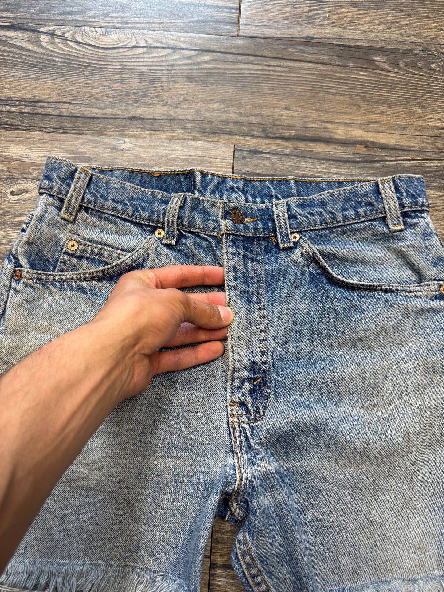 LEVIS ORANGE TAB 517 FADED & DISTRESSED SHORTS (33)
