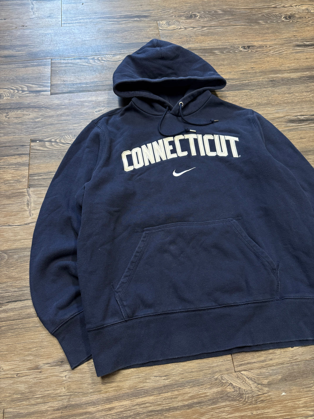 NIKE CENTER SWOOSH CONNECTICUT HOODIE (M)