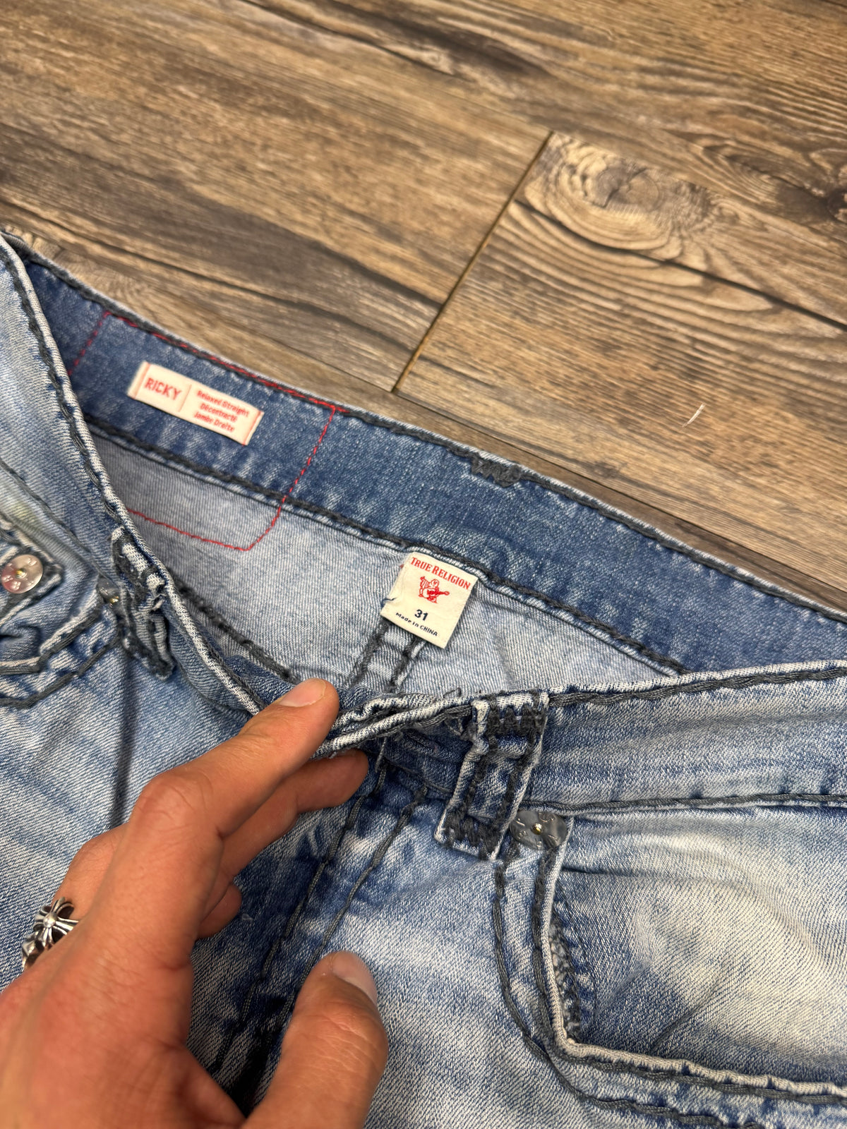 TRUE RELIGION RICKY RELAXED STRAIGHT LIGHTWASH FADED BLUE STITCH JEANS (31)