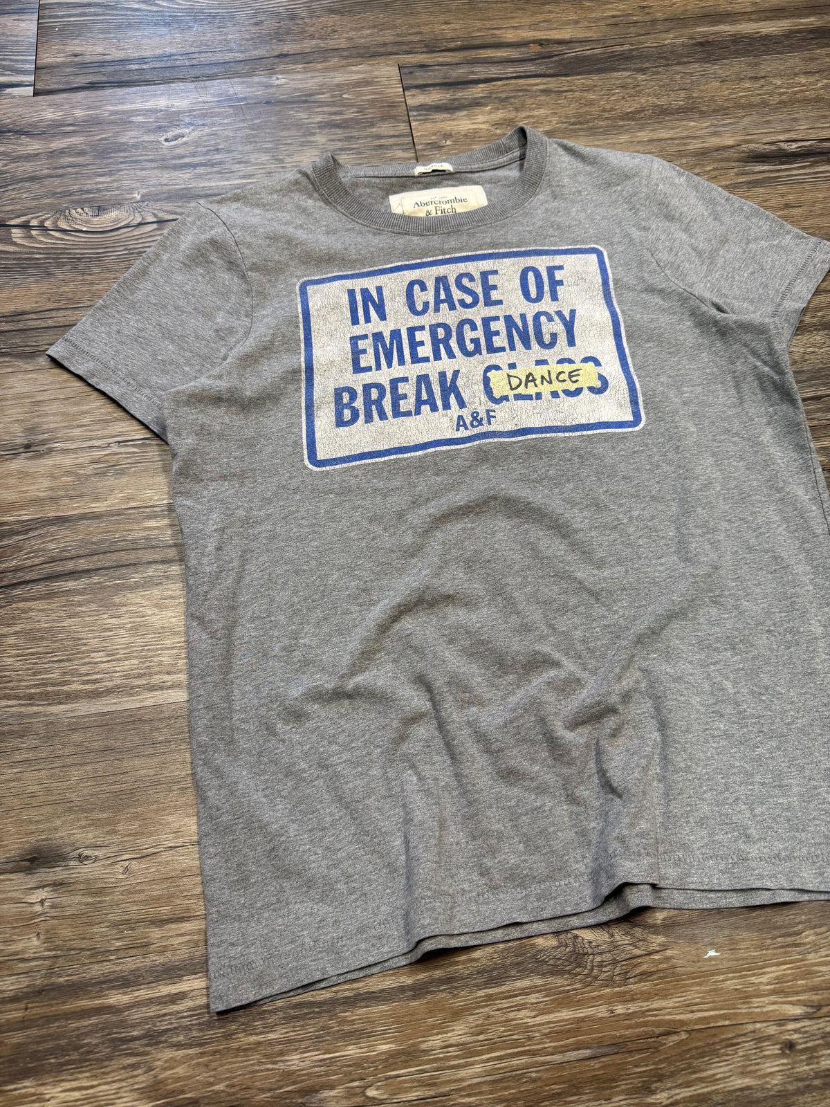 ABERCROMBIE & FITCH "IN CASE OF EMERGENCY BREAK DANCE" T-SHIRT (L)