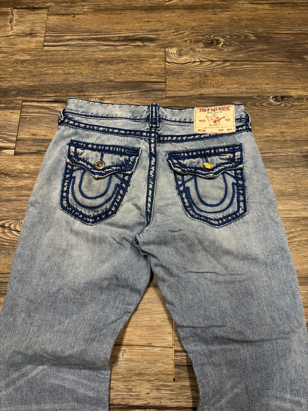 TRUE RELIGION LIGHTWASH RICKY RELAXED BLUE STITCH STRAIGHT JEANS (30)