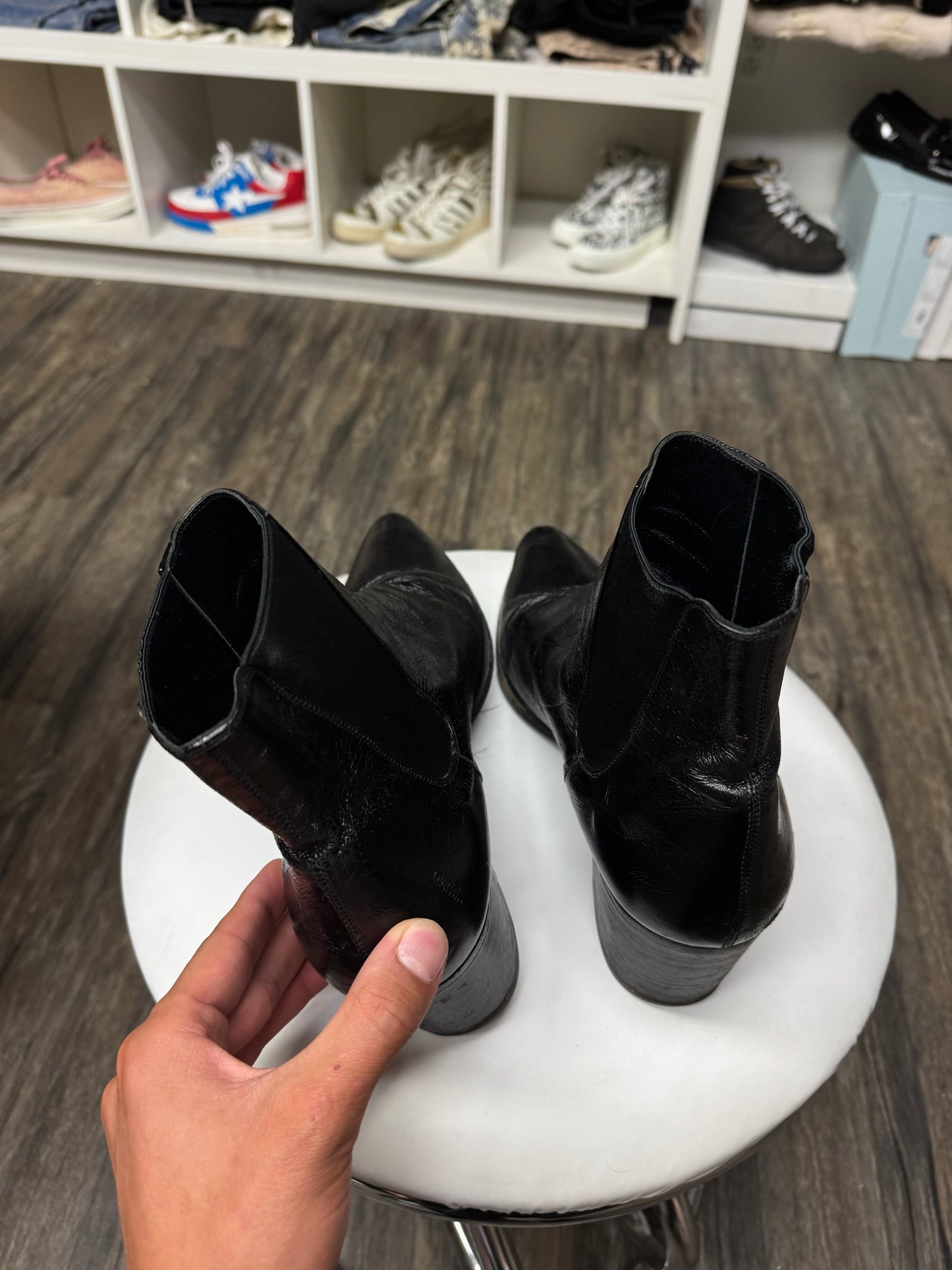 SAINT LAURENT HEDI SLIMANE 60S BLACK PATENT CHELSEA BOOTS (44.5)