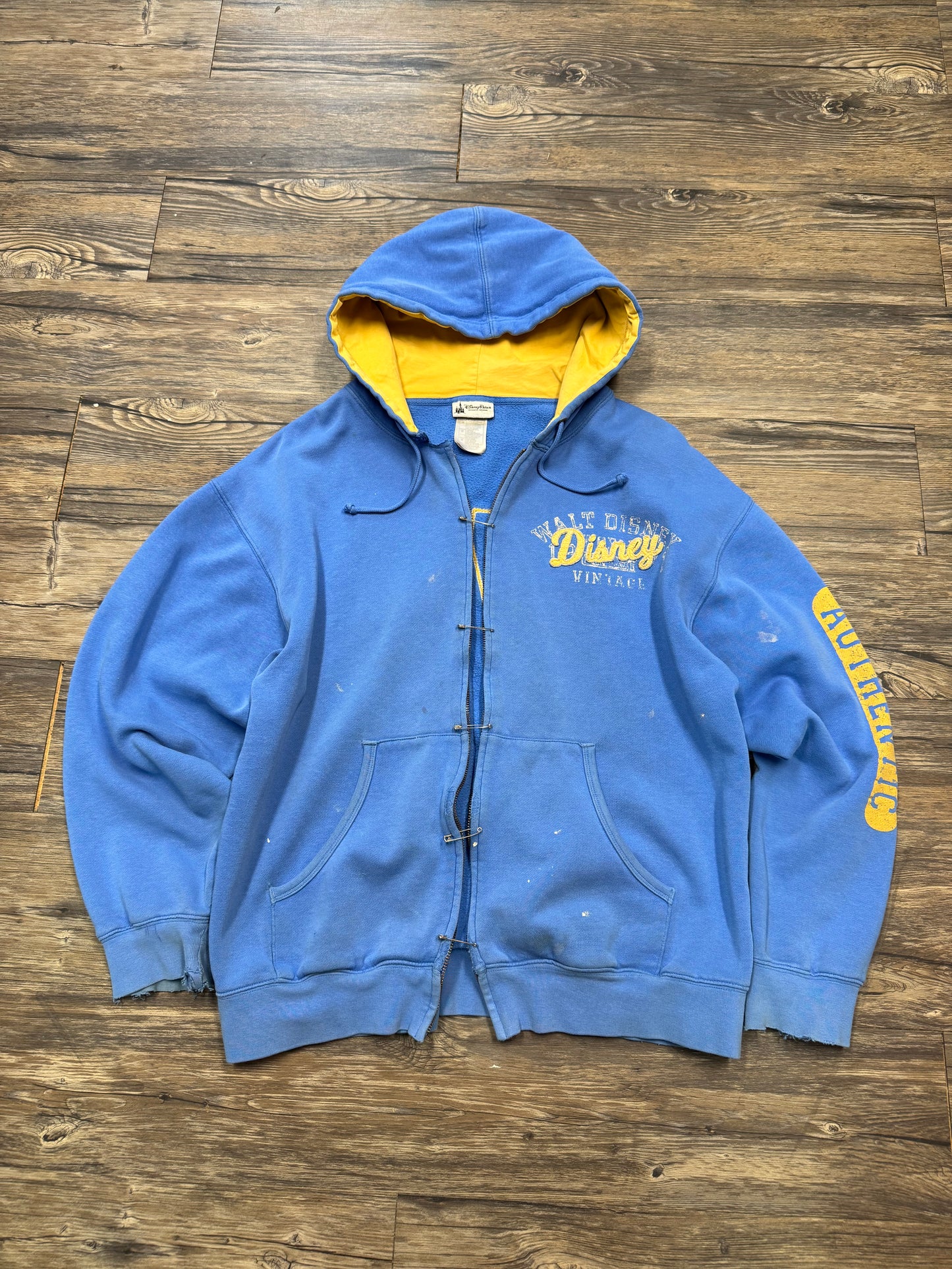 WALT DISNEY DISTRESSED & FADED PIN CLOSURE HOODIE (M)