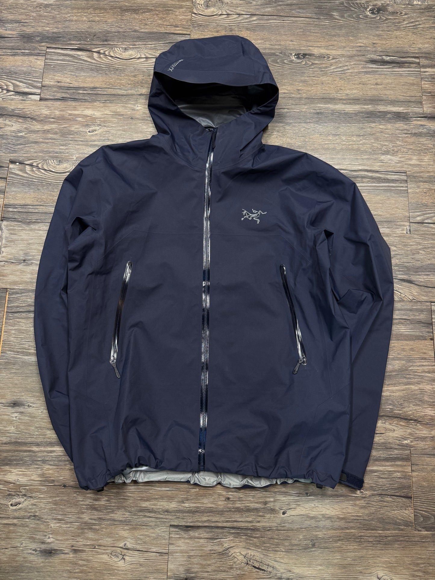 ARCTERYX NAVY BLUE RAIN JACKET (L)