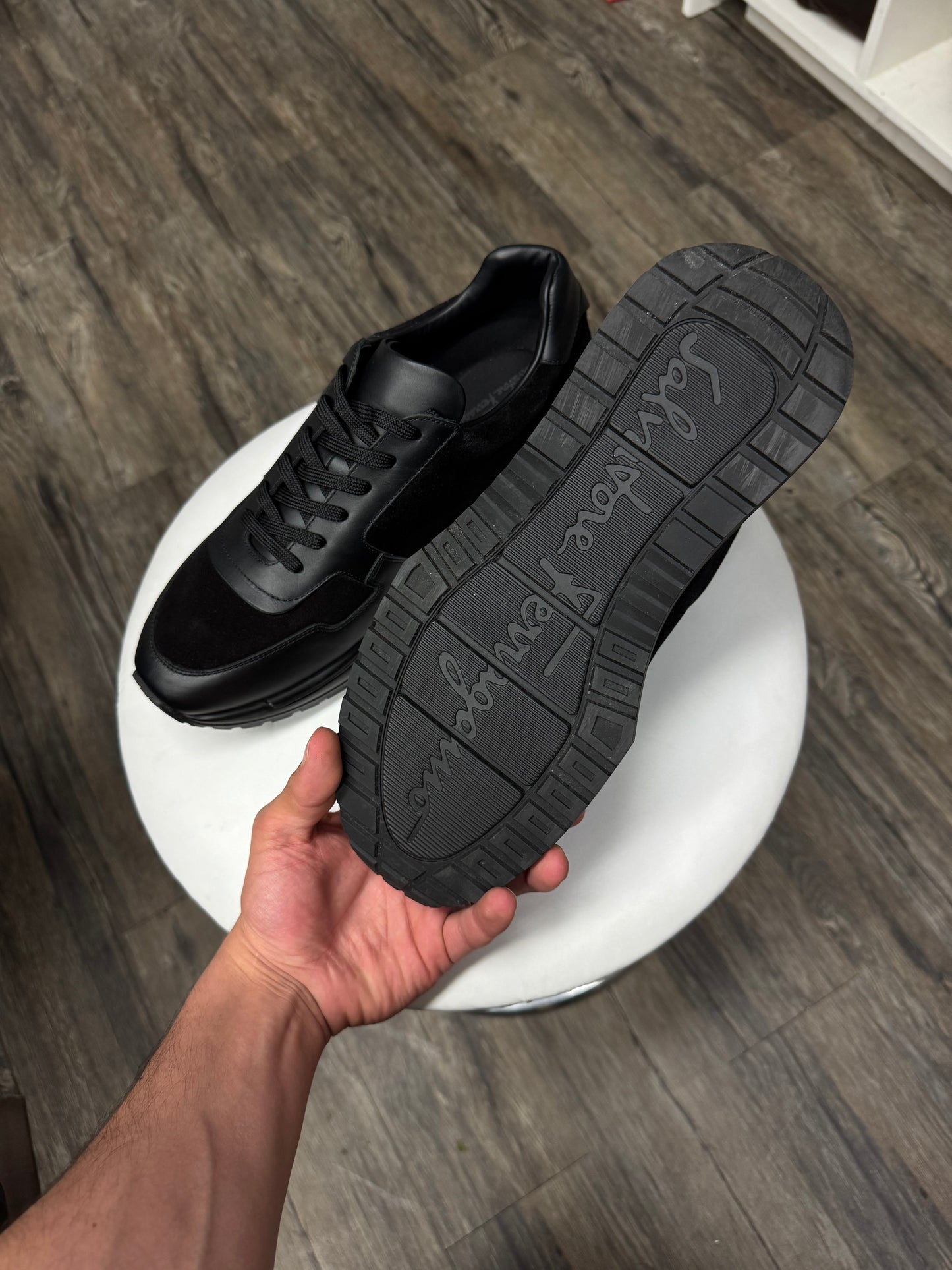 SALVATORE FERRAGAMO BROOKLYN BLACK LOW TOP SNEAKERS (10.5)