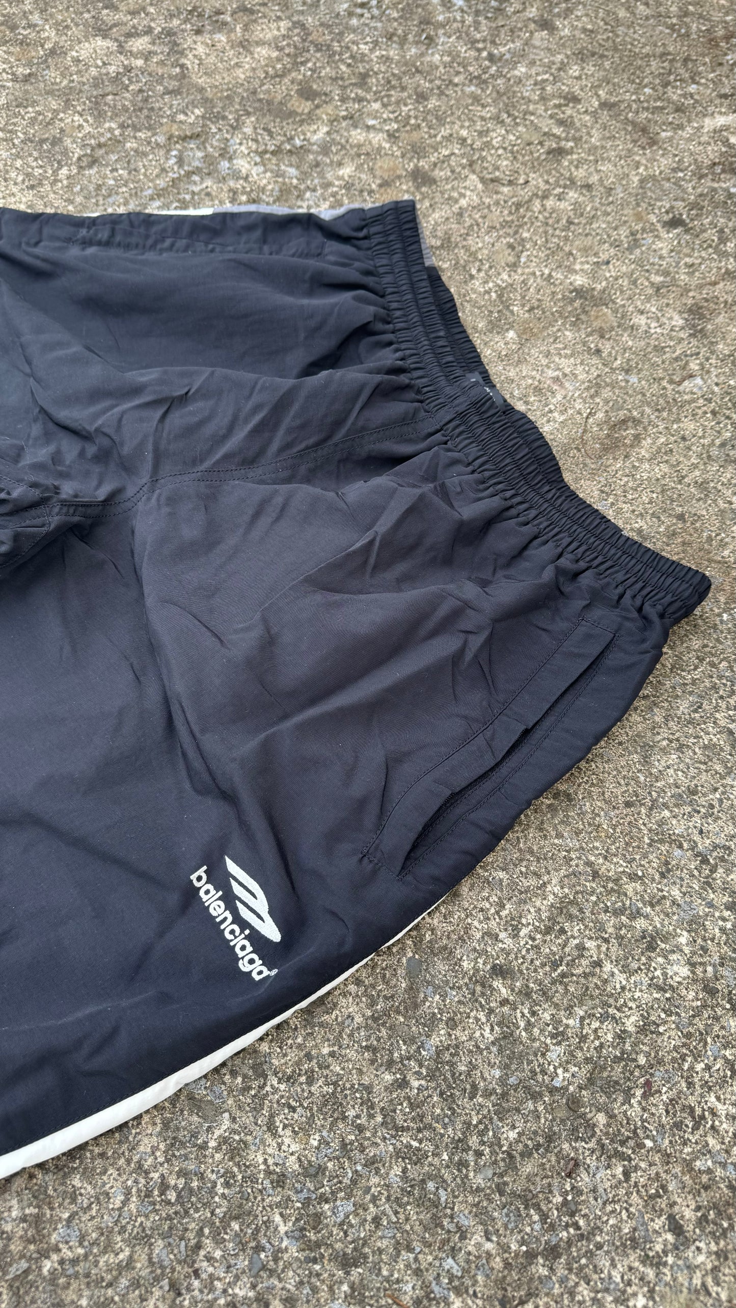 BALENCIAGA BLACK TRACK PANTS (M)