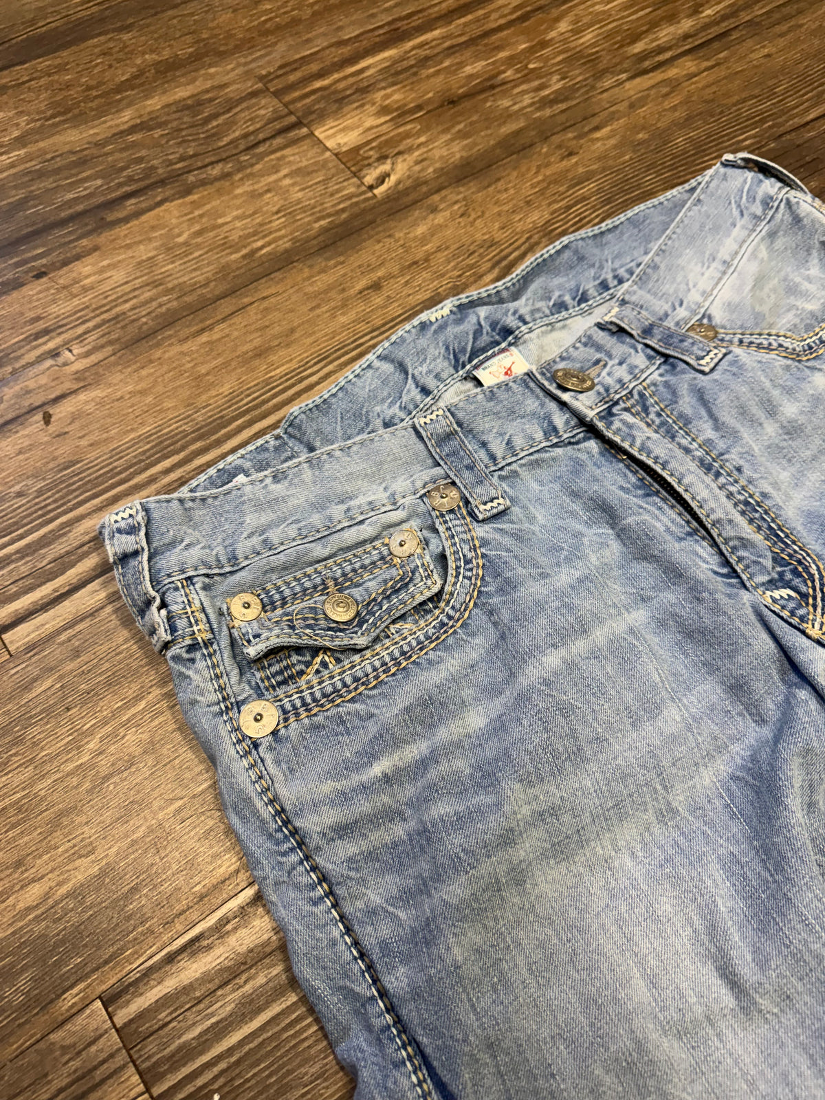 TRUE RELIGION LIGHTWASH DISTRESSED DENIM JEANS (36)