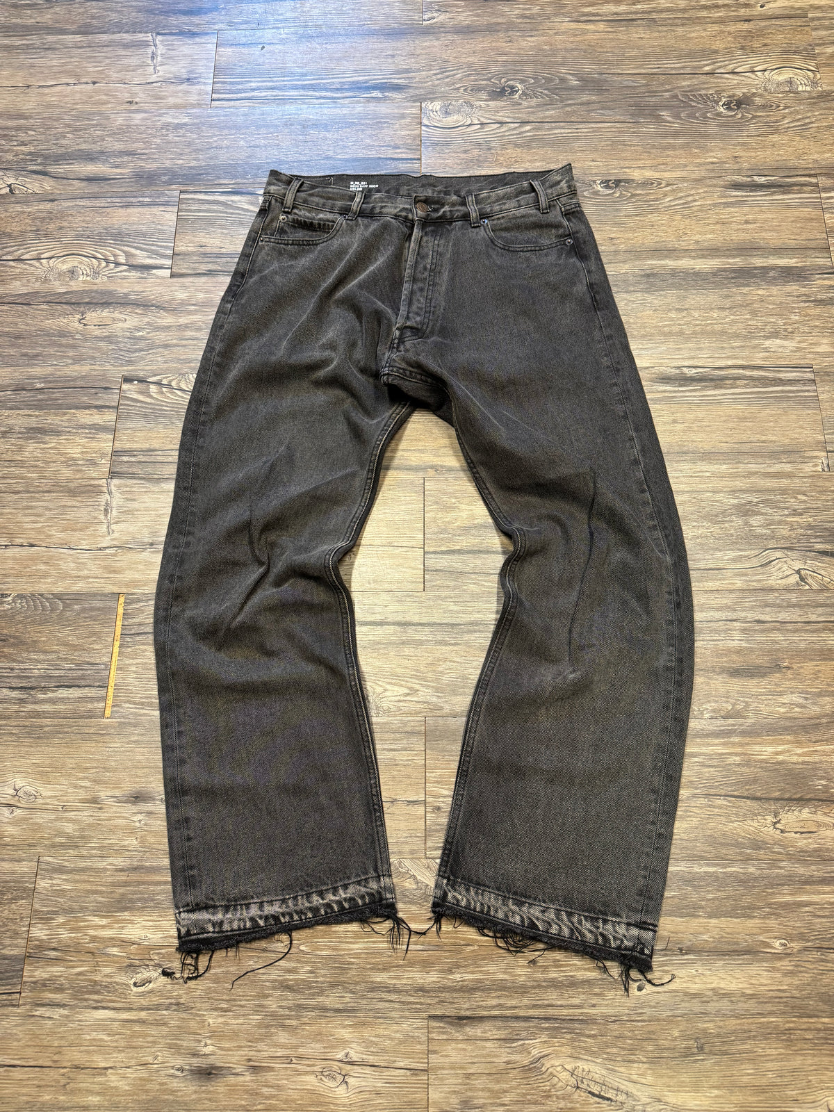 CELINE DYLAN DARKWASH DISTRESSED JEANS (36)