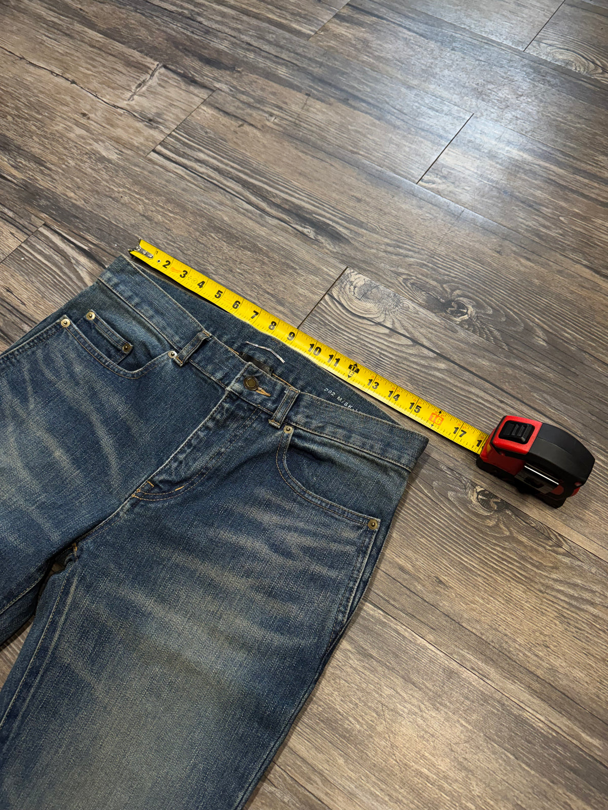 YVES SAINT LAURENT DARK WASH DENIM JEANS (32)