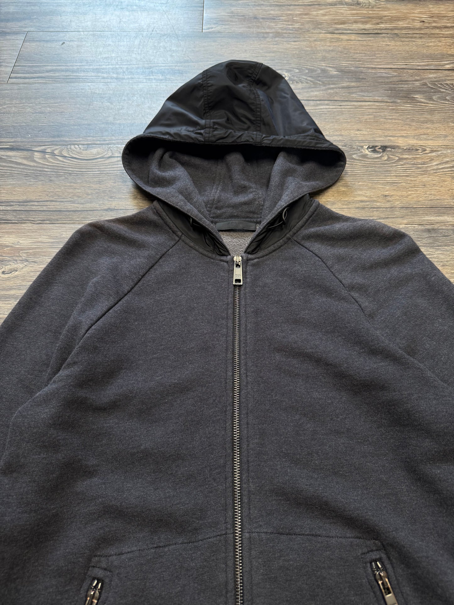 PRADA SLIM FIT RED TAB LIGHTWEIGHT HYBRID NYLON HOODED SWEATSHIRT (M)