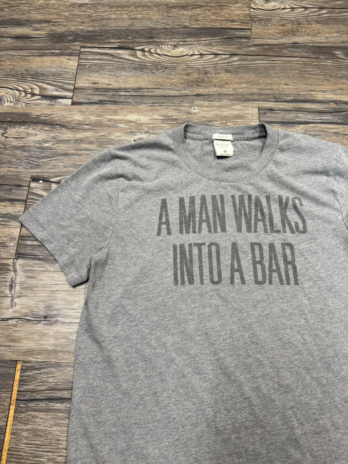 ABERCROMBIE & FITCH "A MAN WALKS INTO A BAR" VINTAGE T-SHIRT (M)