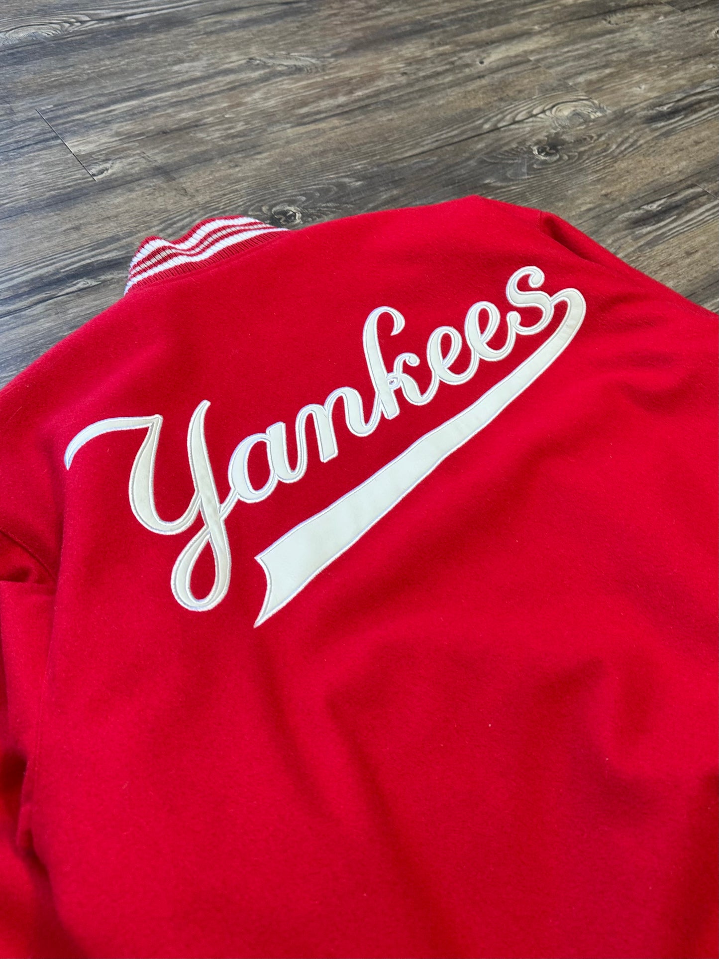 YANKEES EMBROIDERED BOMBER JACKET (LARGE)