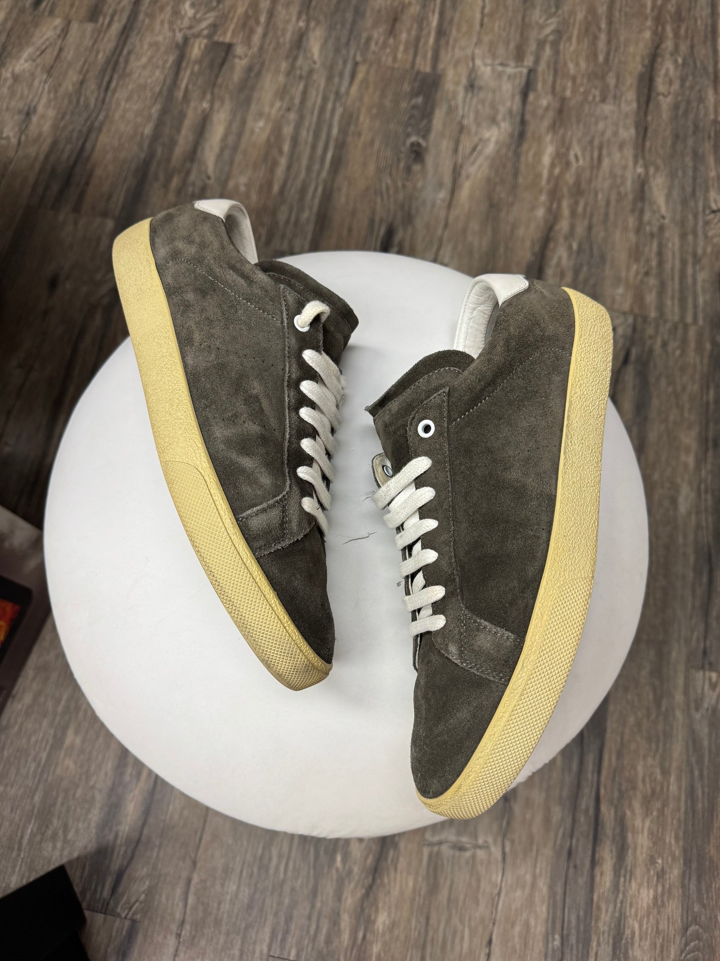 SAINT LAURENT SUEDE SOHO SL06 LO-TOP SNEAKER (44)