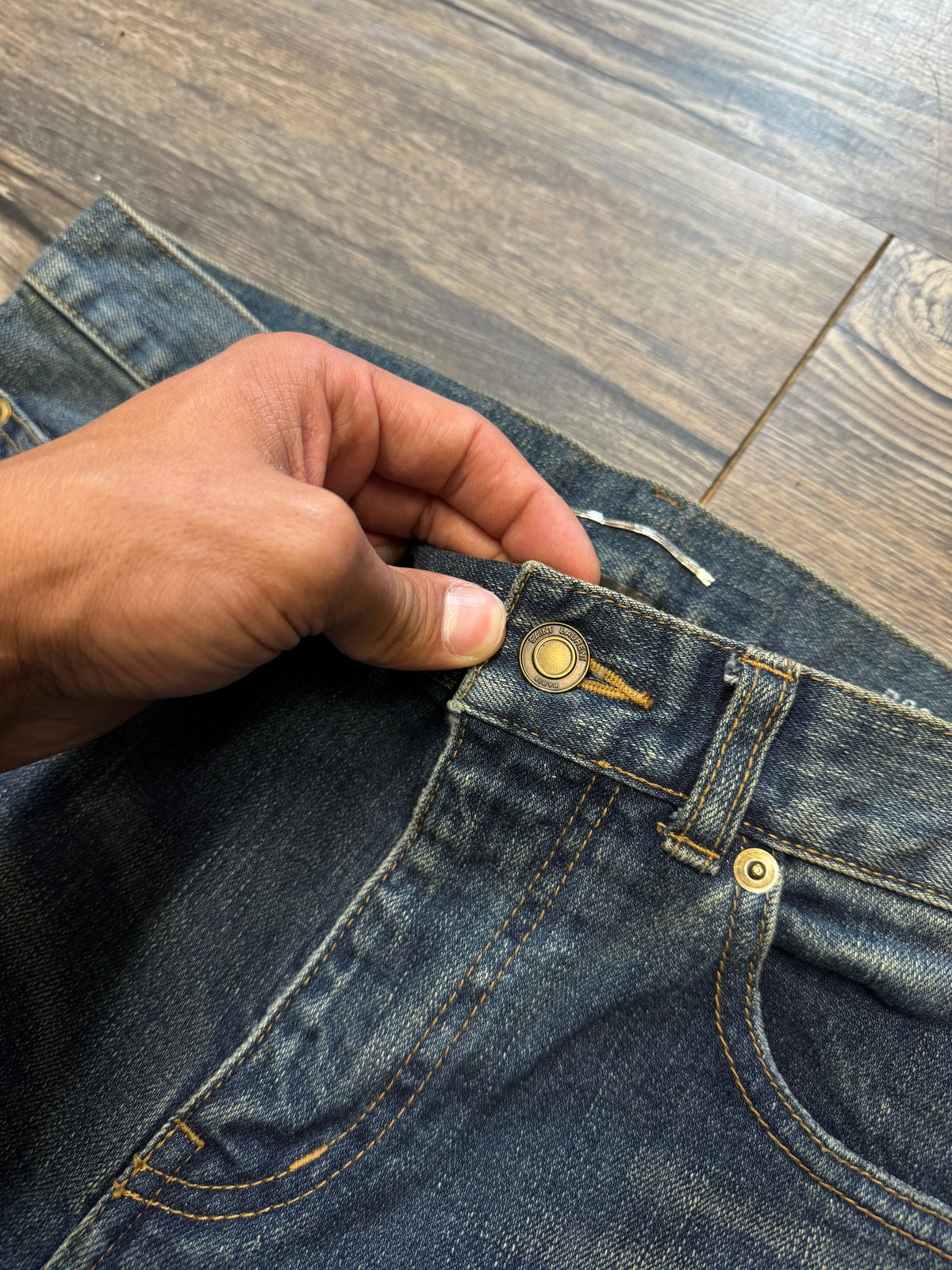 YVES SAINT LAURENT DARK WASH DENIM JEANS (32)
