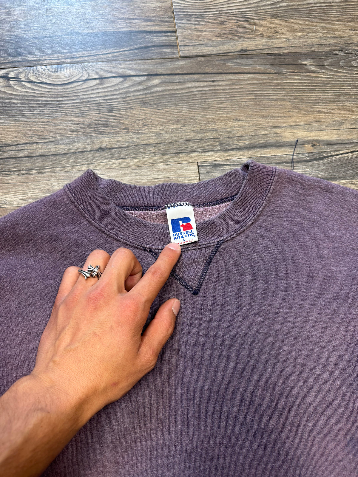 RUSSELL SUN FADED MAGENTA CREWNECK (L)