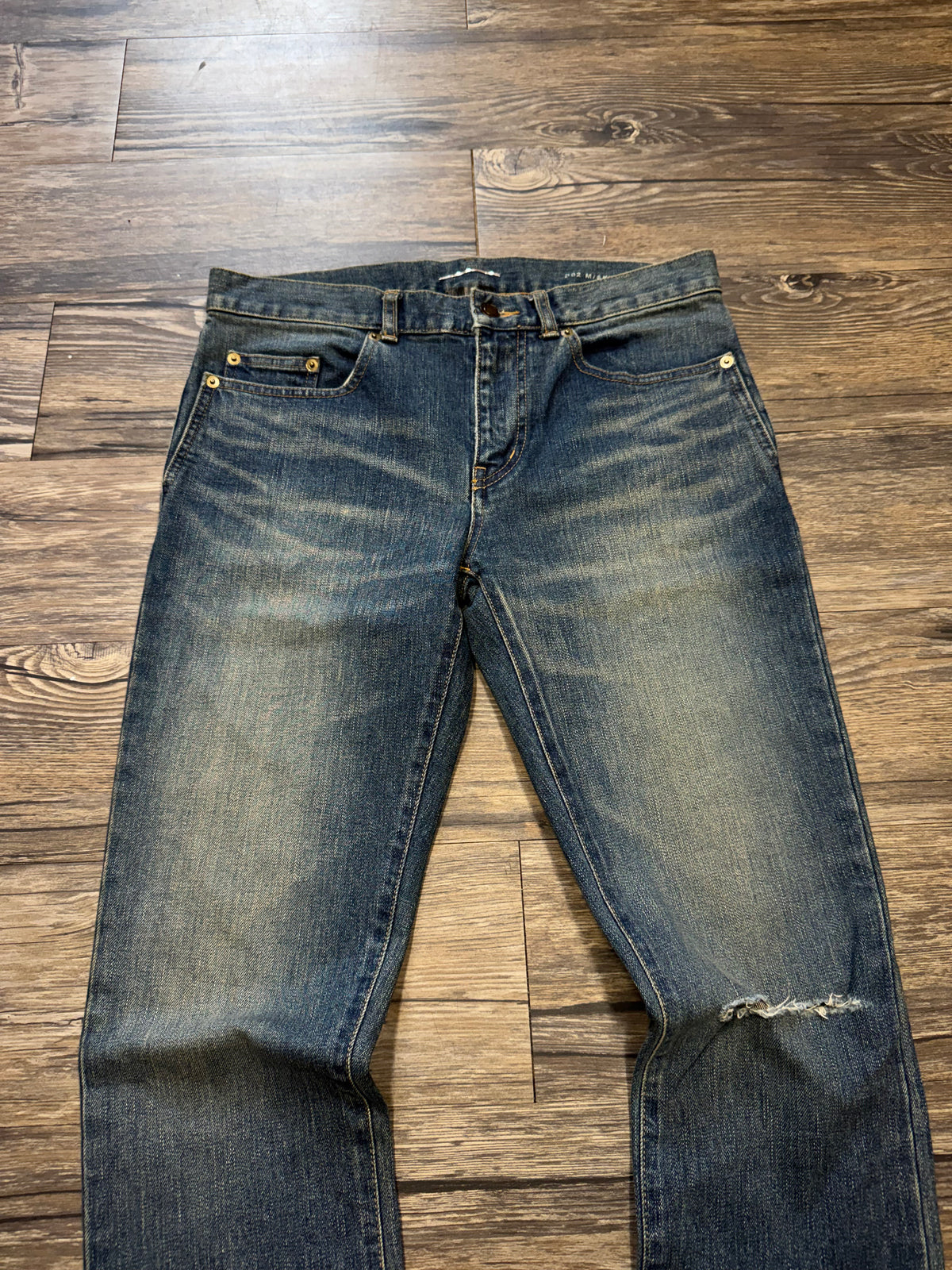 YVES SAINT LAURENT DARK WASH DENIM JEANS (32)