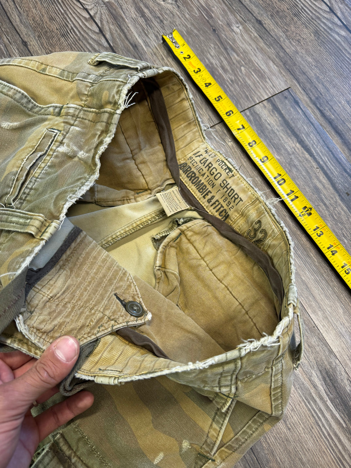ABERCROMBIE & FITCH 7 POCKET CAMO CARGO SHORTS (32)
