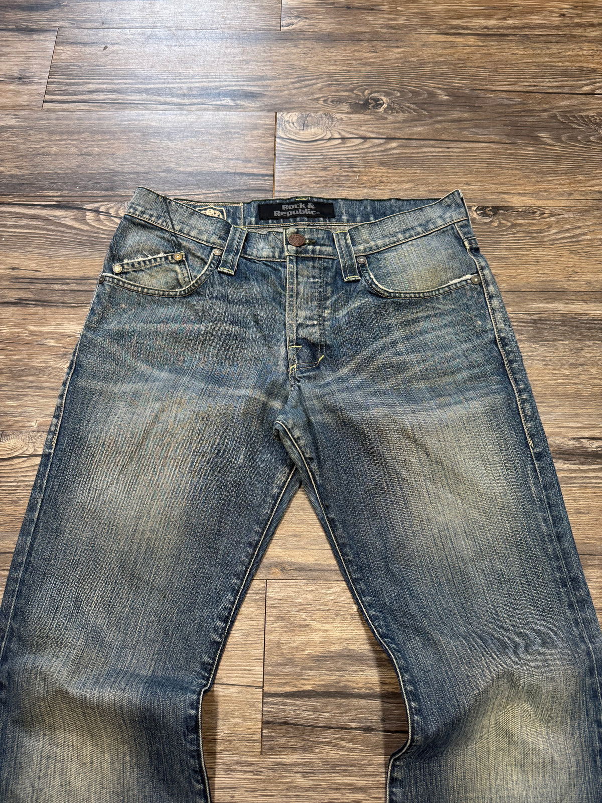 ROCK & REPUBLIC LIGHT WASH BOOTCUT JEANS (32)