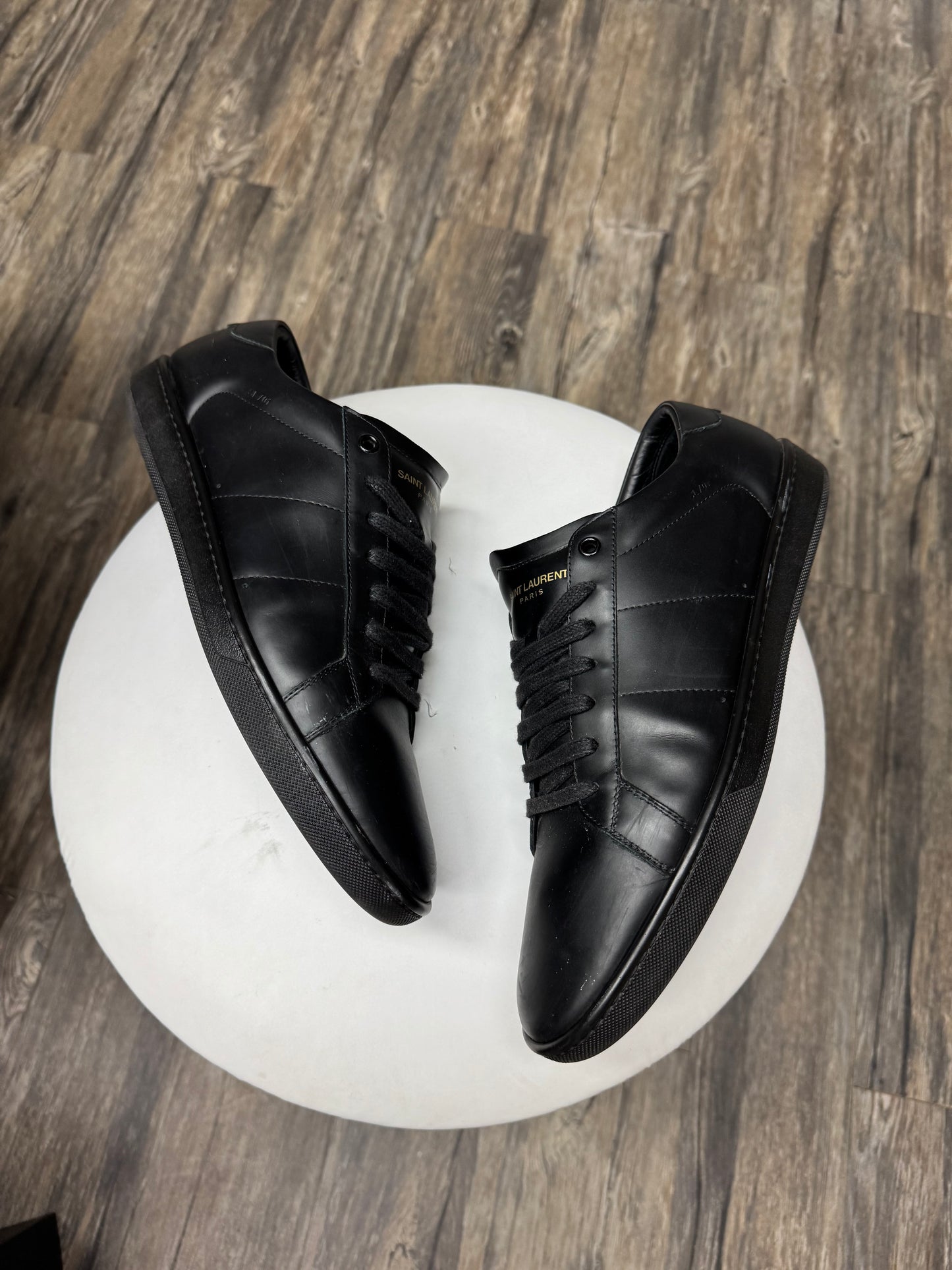 SAINT LAUREN PATENT LEATHER SLO6 LO-TOP SNEAKERS (44)