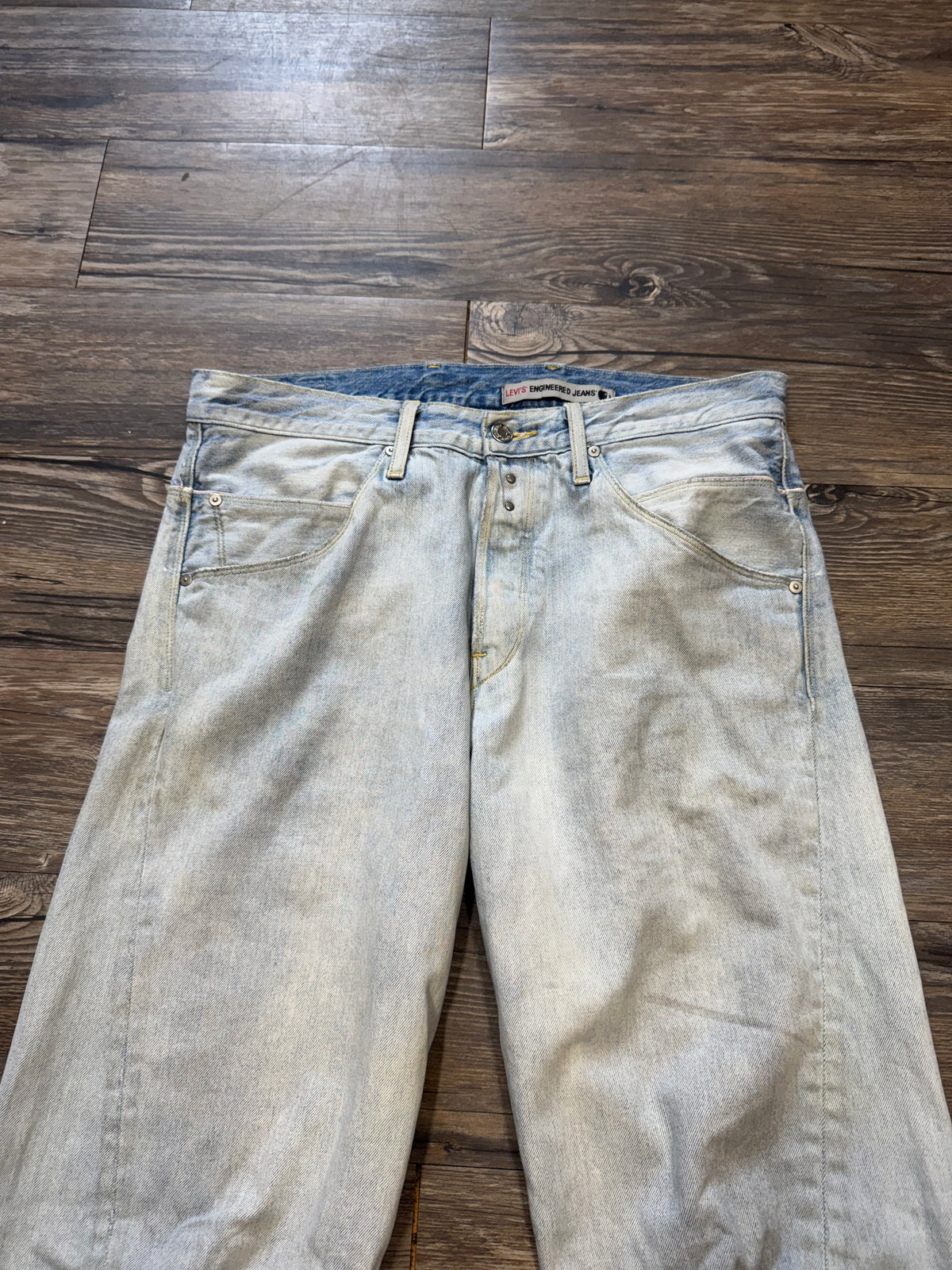 LEVIS ENGINEERED WHITE WASH 5 POCKET BOOTCUT JEANS (33)