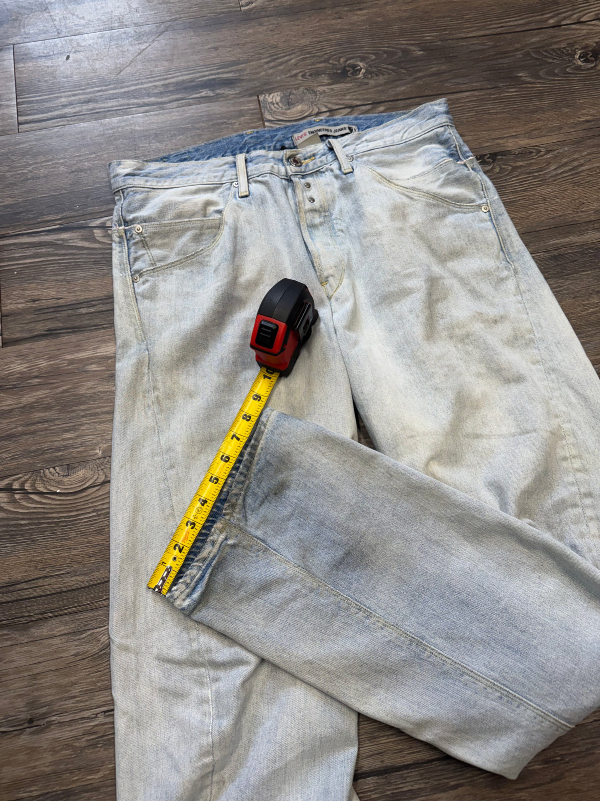 LEVIS ENGINEERED WHITE WASH 5 POCKET BOOTCUT JEANS (33)