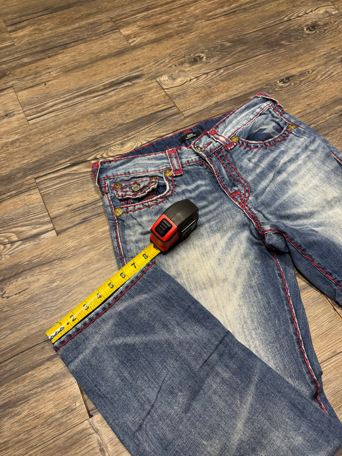 TRUE RELIGION 00’s RICKY RELAXED STRAIGHT DISTRESSED RED STITCH JEANS (31)