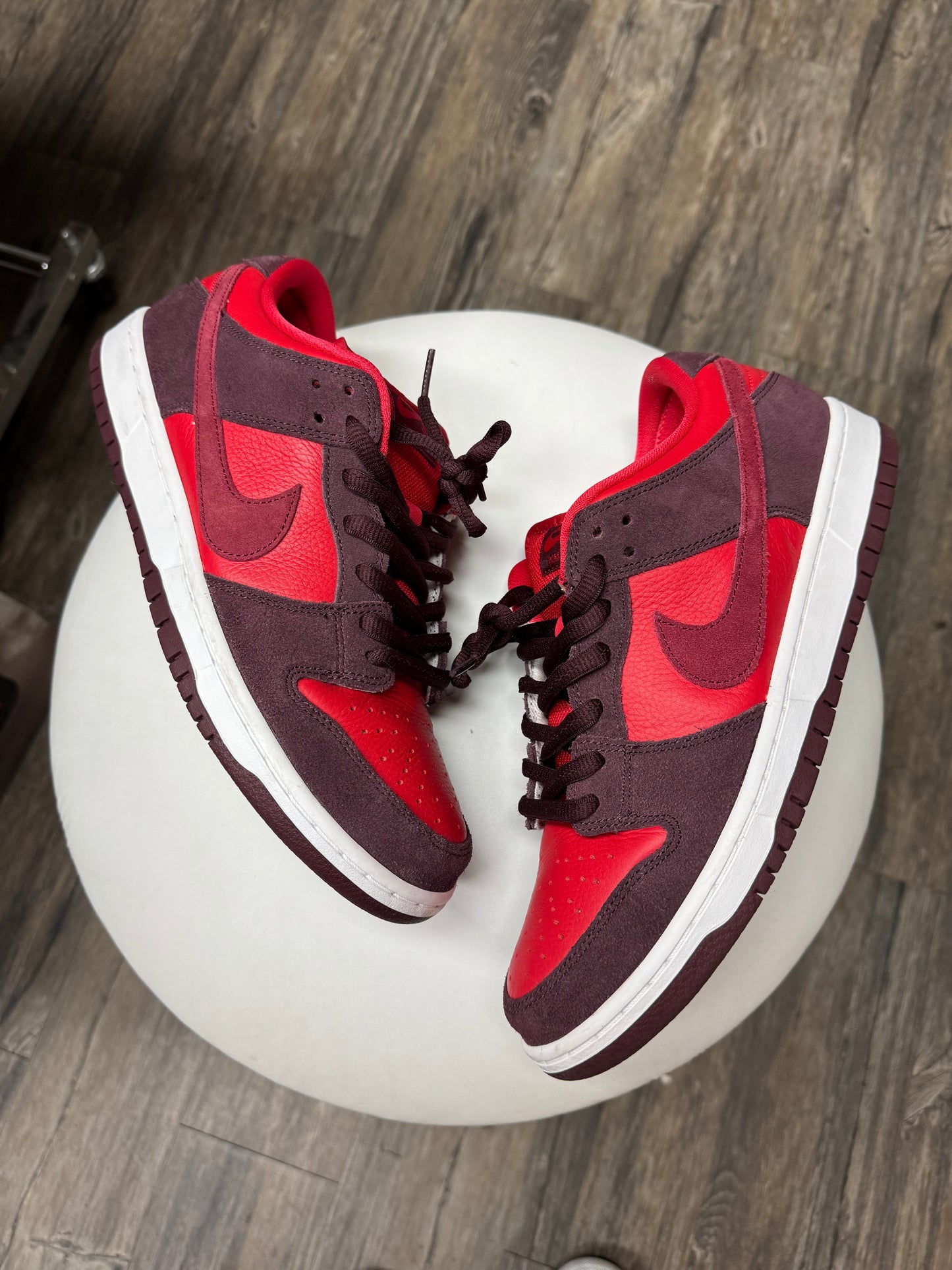 NIKE SB “CHERRY” LOW (9.5)