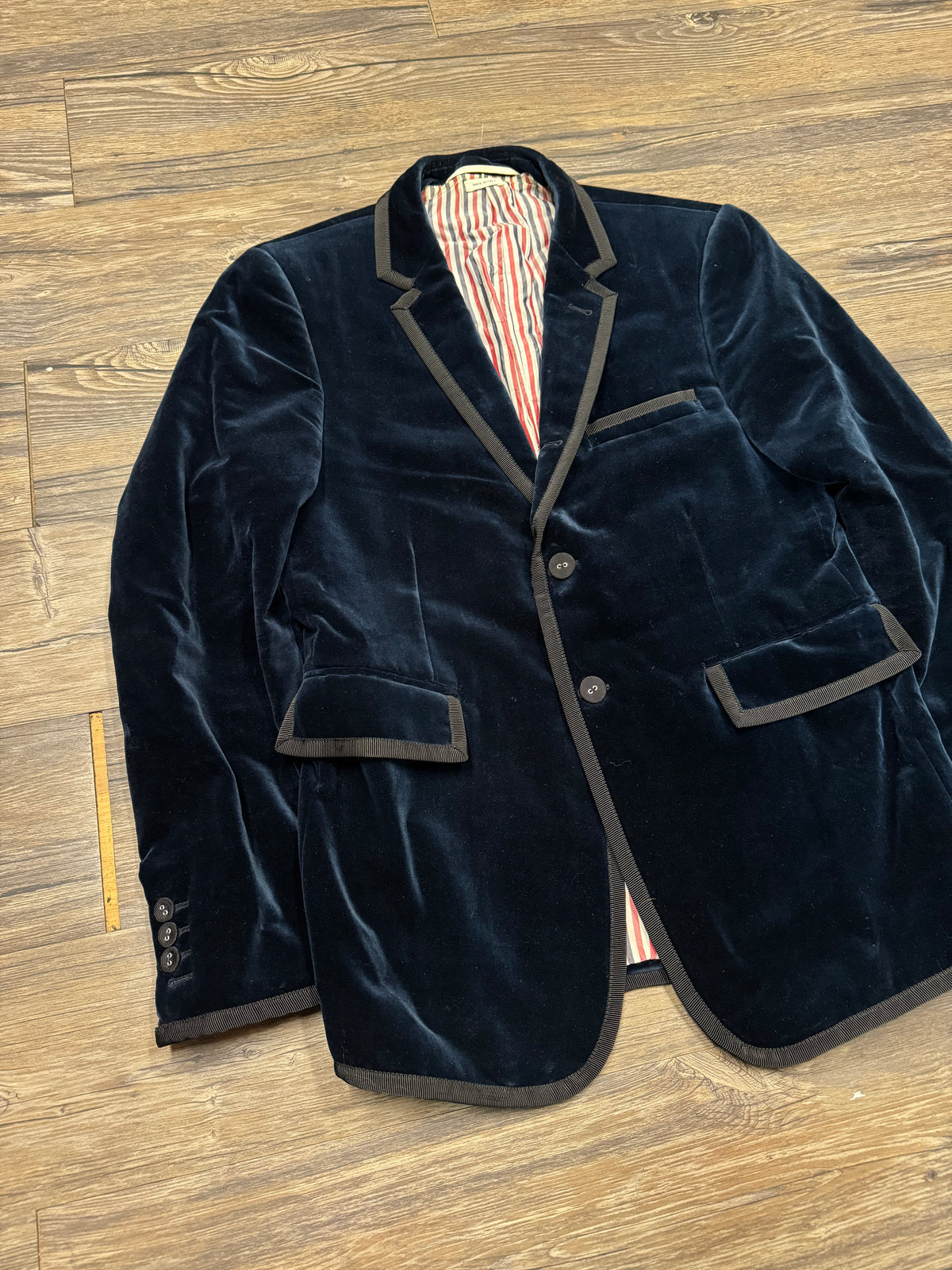 THOM BROWNE COLLEGIATE VELOUR BLAZER (1)