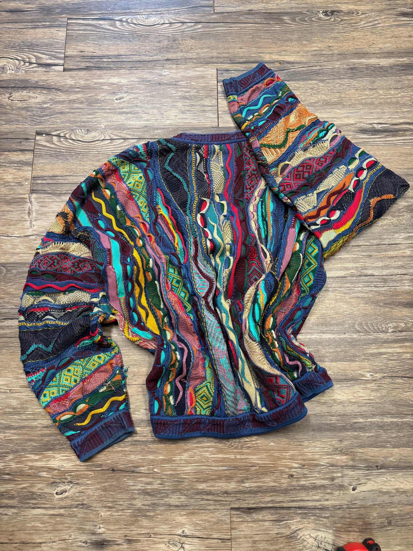 VINTAGE COOGI V-NECK CABLE KNIT SWEATER (L)