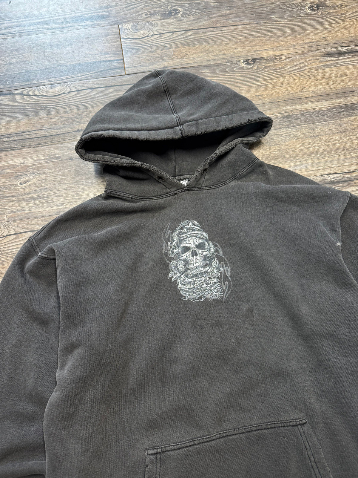 TOP HEAVY FADED & DISTRESSED SKULLY HOODIE (L)