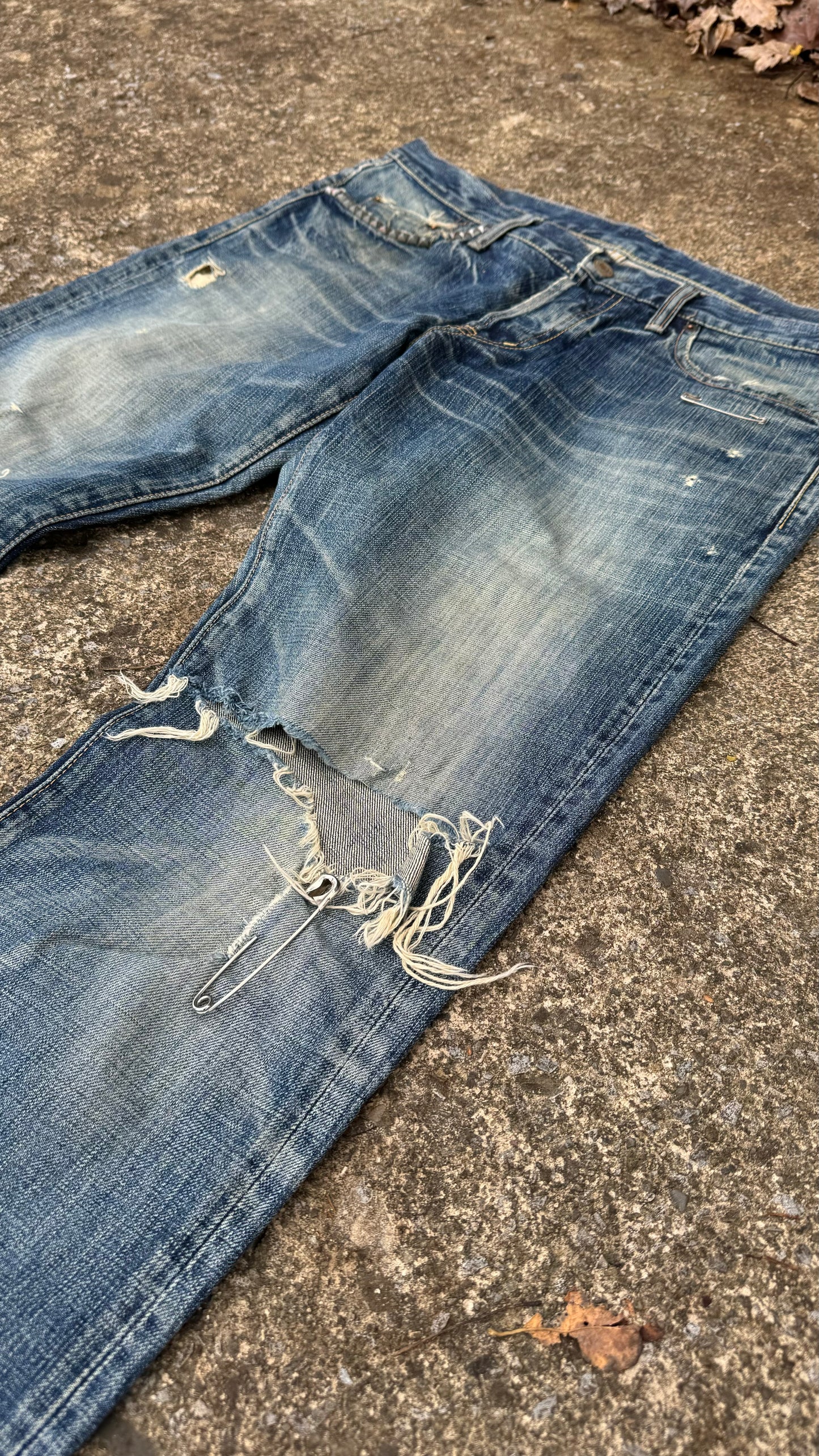 HYSTERIC GLAMOUR KNEE CUT DENIM (34)