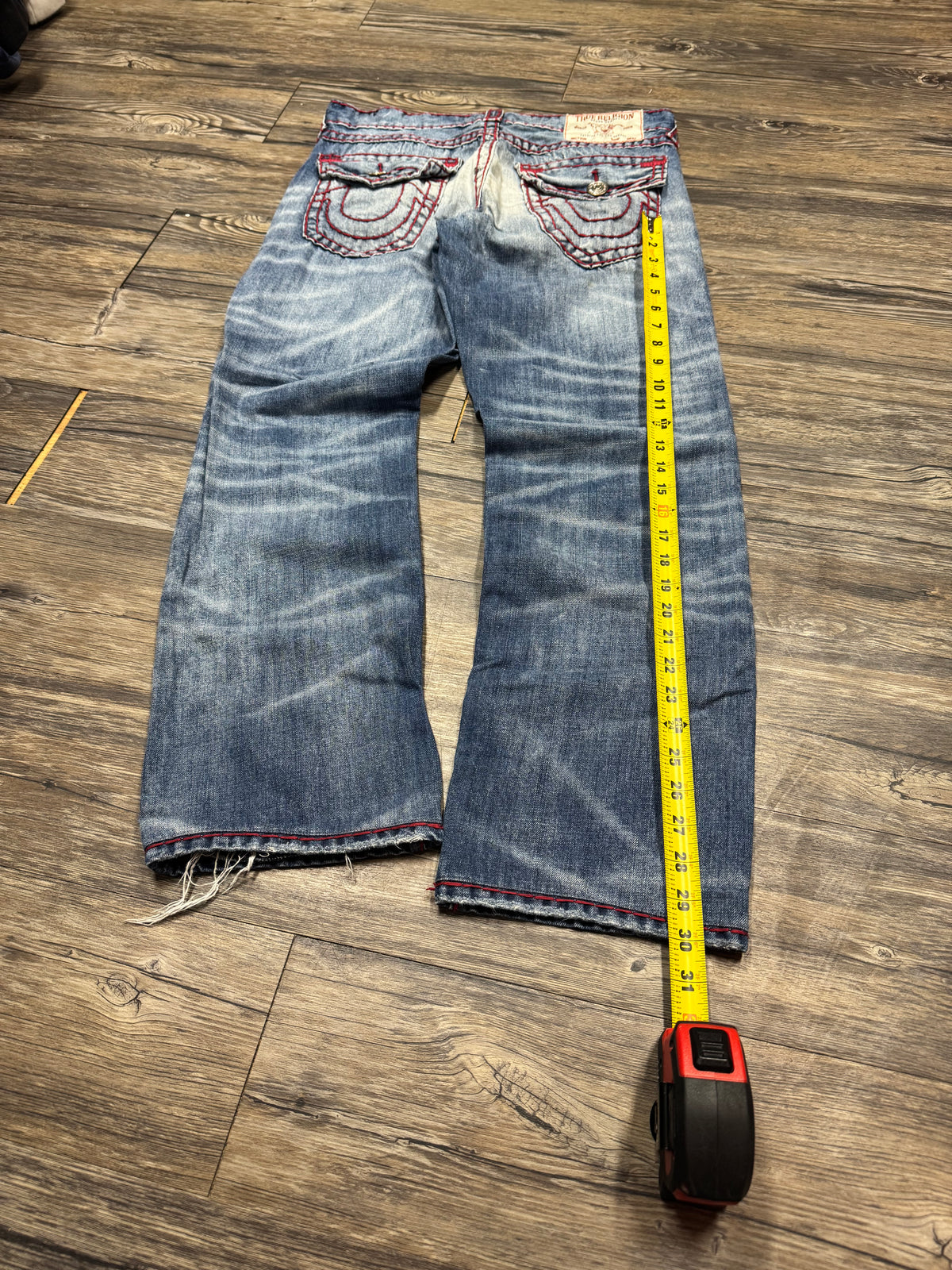 TRUE RELIGION 00’s RICKY RELAXED STRAIGHT DISTRESSED RED STITCH JEANS (31)
