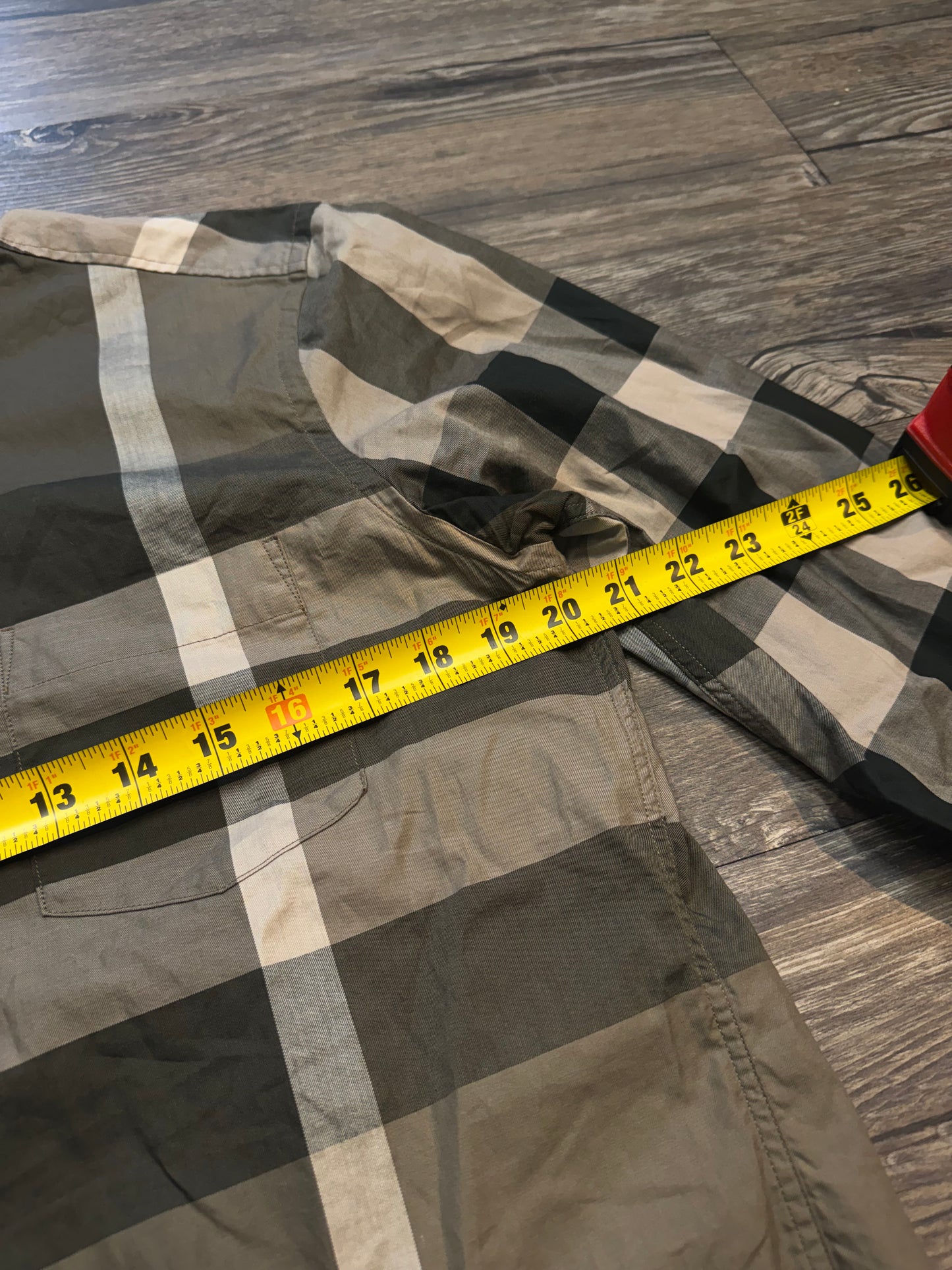 BURBERRY PLAID BUTTON UP (M)