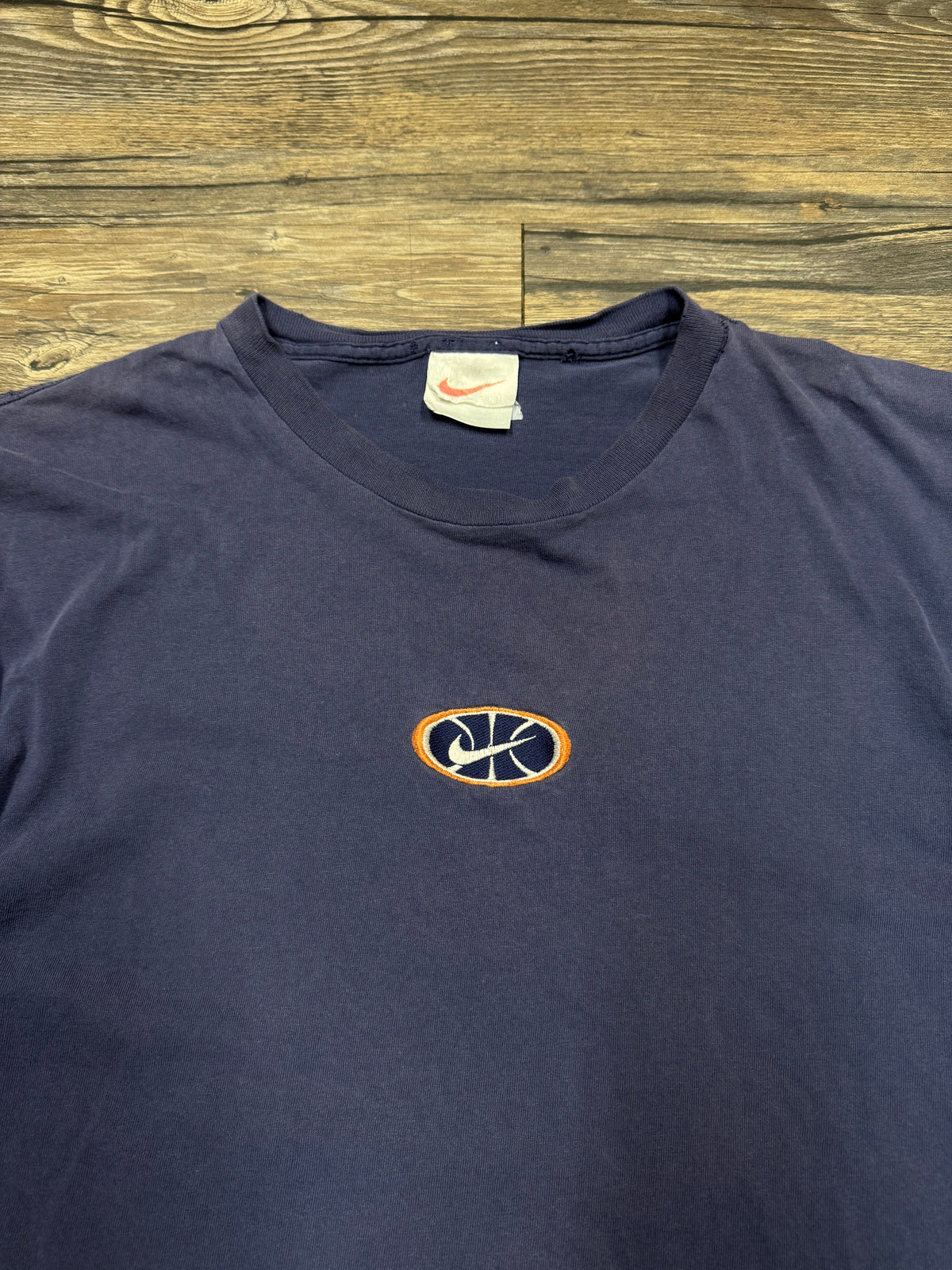 NIKE VINTAGE 90’s CENTER SWOOSH BASKETBALL LOGO T-SHIRT (M)