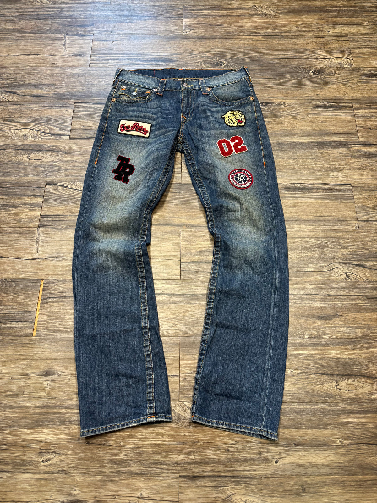 TRUE RELIGION PATCH BOOT CUT JEANS (34)
