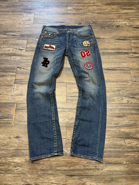 TRUE RELIGION PATCH BOOT CUT JEANS (34)